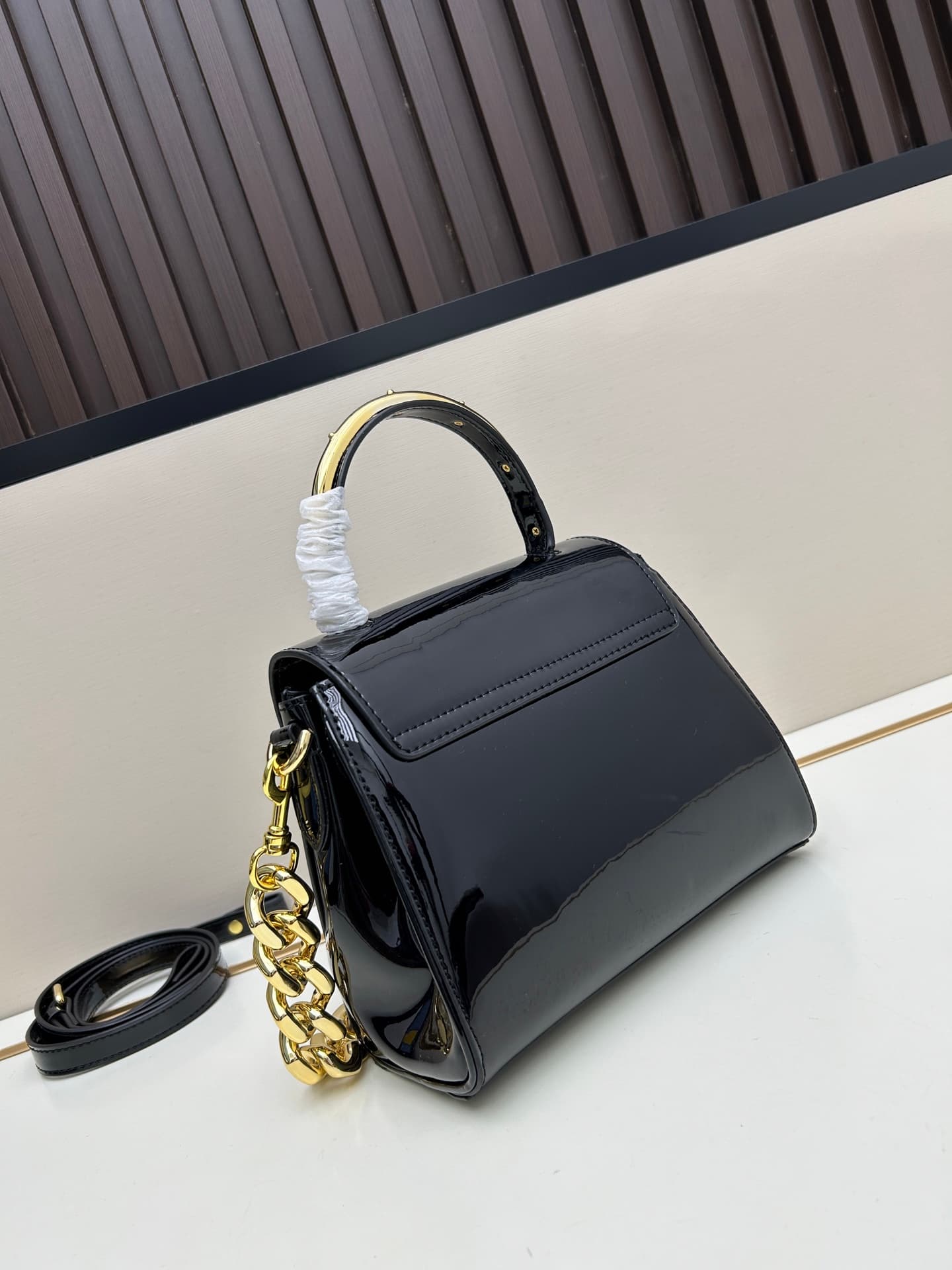 C8391 New product launched 🆕 Versace VERACE women’s crossbody bag. Made of plain leather and shiny leather, with new finishes. The new version also features a detachable shoulder strap 2. It’s a brand-new crossbody bag. The LaMedusa metal handle is includ — image 3