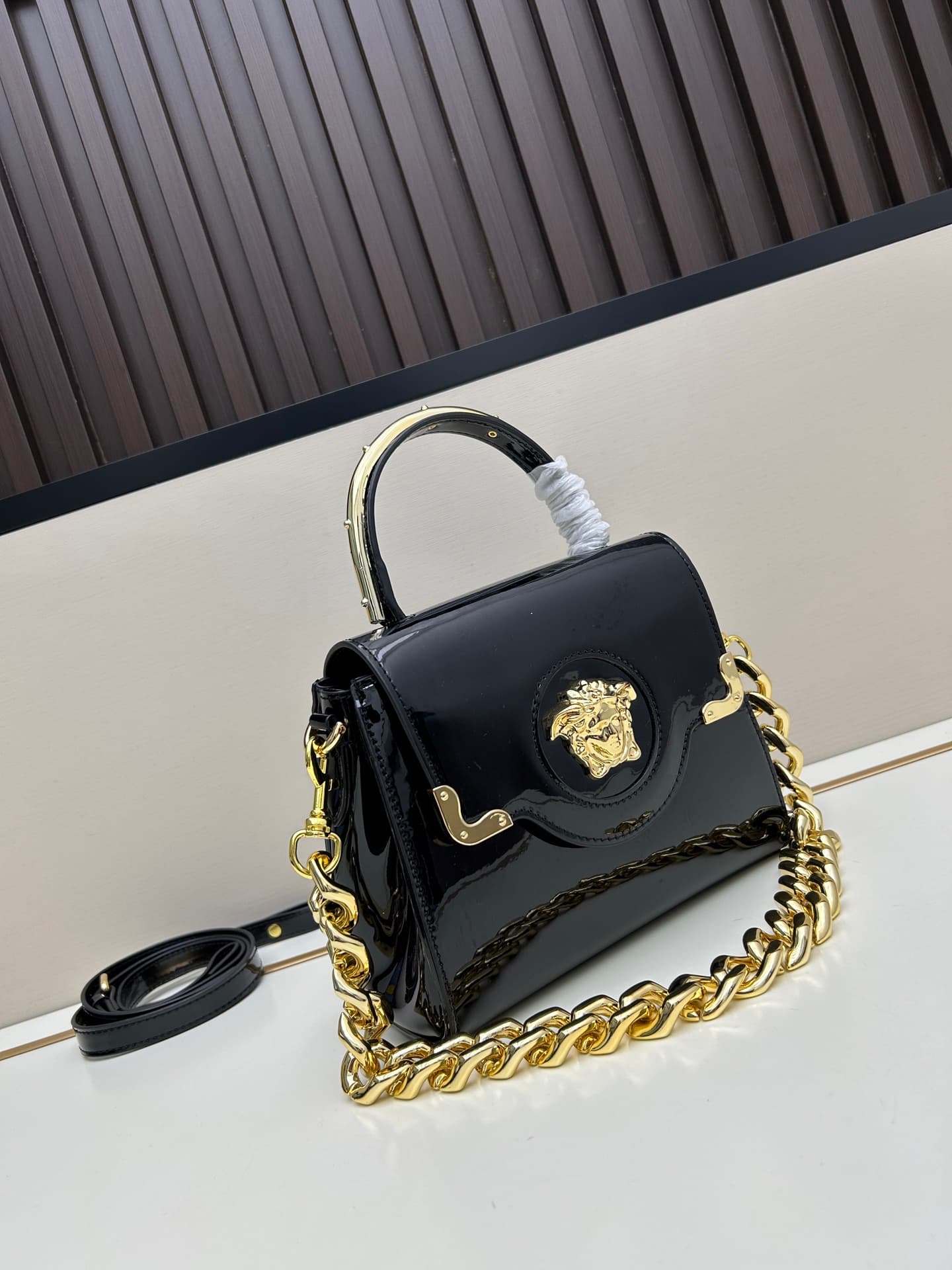 C8391 New product launched 🆕 Versace VERACE women’s crossbody bag. Made of plain leather and shiny leather, with new finishes. The new version also features a detachable shoulder strap 2. It’s a brand-new crossbody bag. The LaMedusa metal handle is includ — image 2