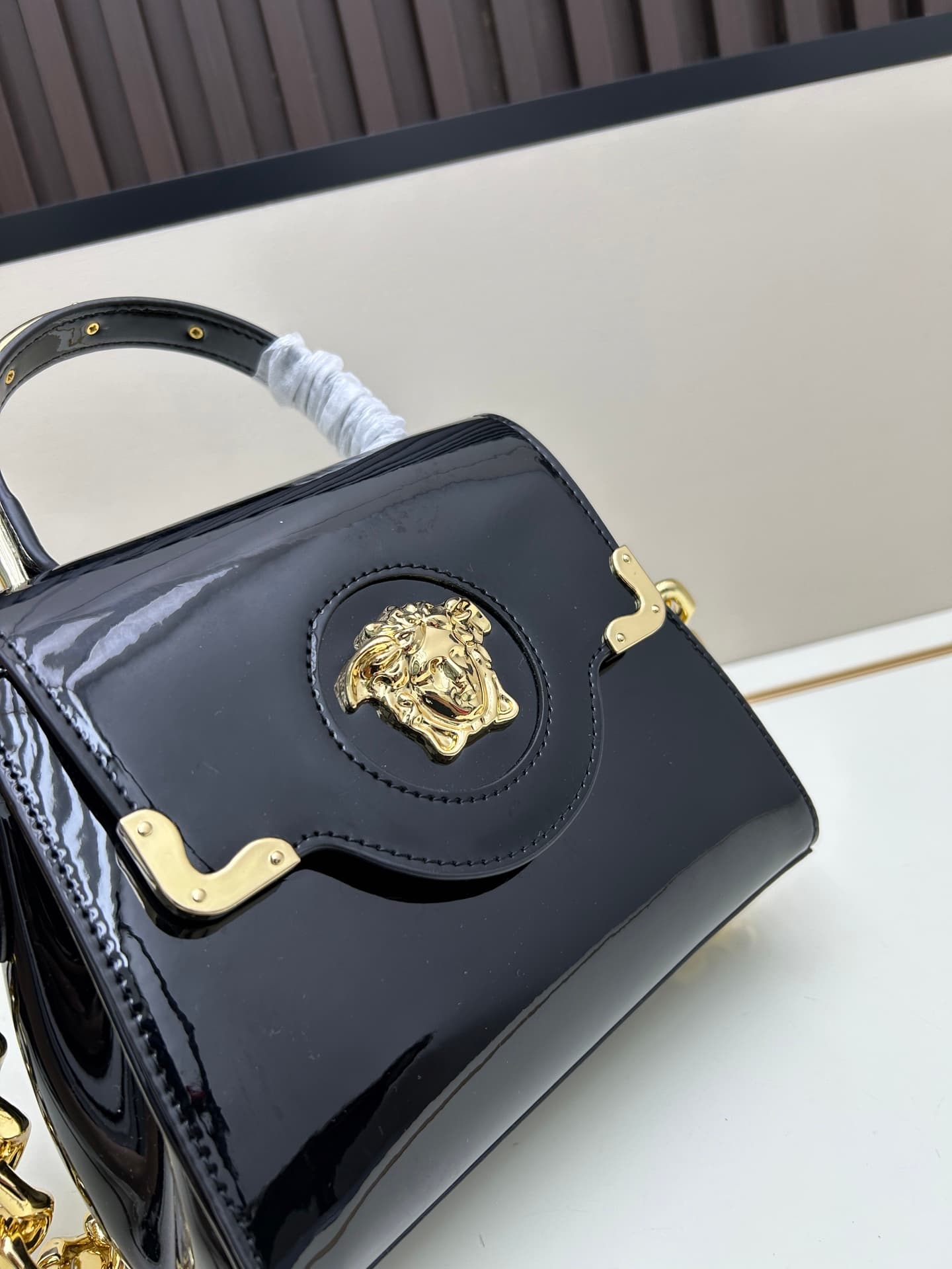 C8391 New product launched 🆕 Versace VERACE women’s crossbody bag. Made of plain leather and shiny leather, with new finishes. The new version also features a detachable shoulder strap 2. It’s a brand-new crossbody bag. The LaMedusa metal handle is includ — image 4