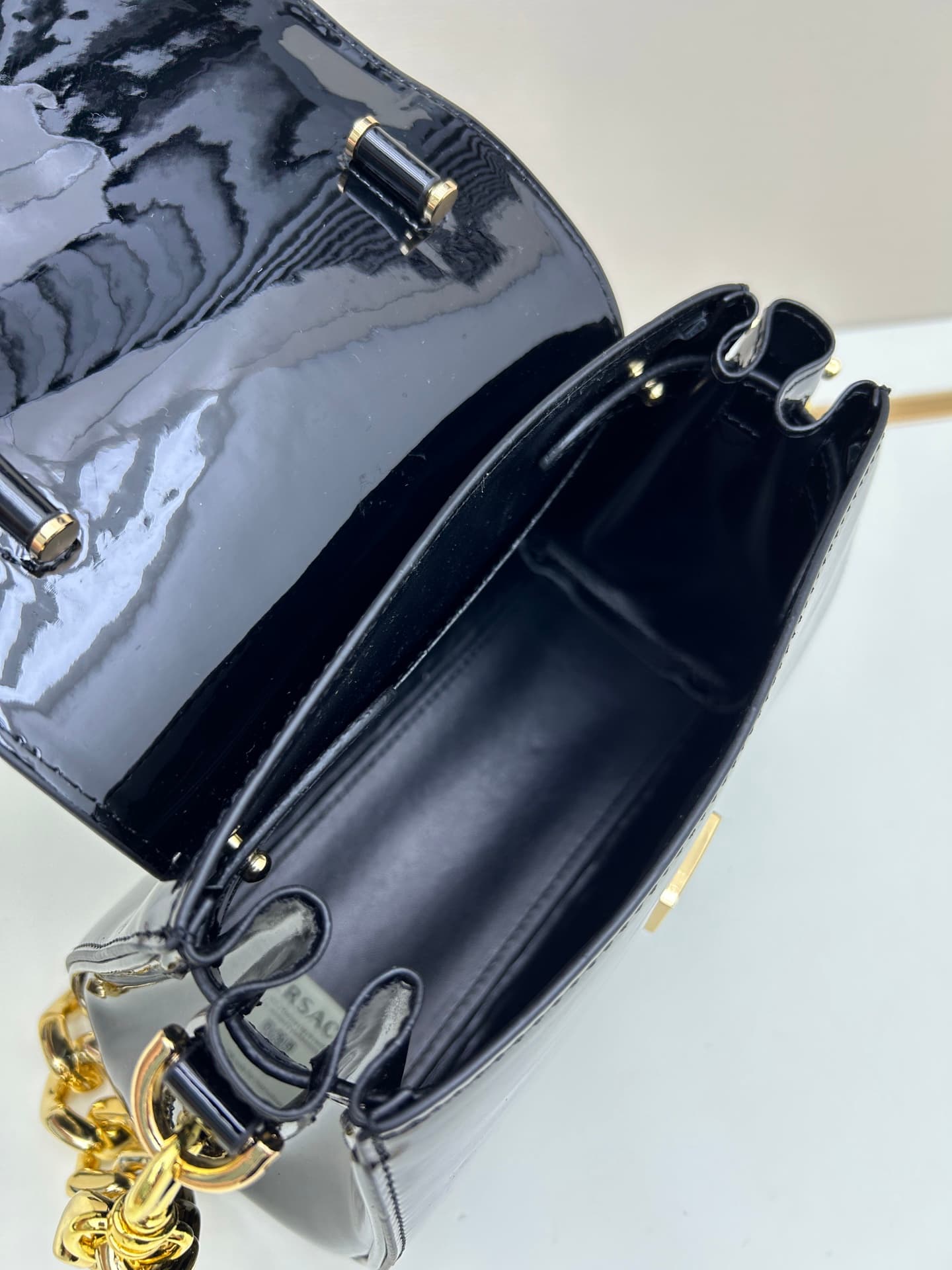 C8391 New product launched 🆕 Versace VERACE women’s crossbody bag. Made of plain leather and shiny leather, with new finishes. The new version also features a detachable shoulder strap 2. It’s a brand-new crossbody bag. The LaMedusa metal handle is includ — image 7