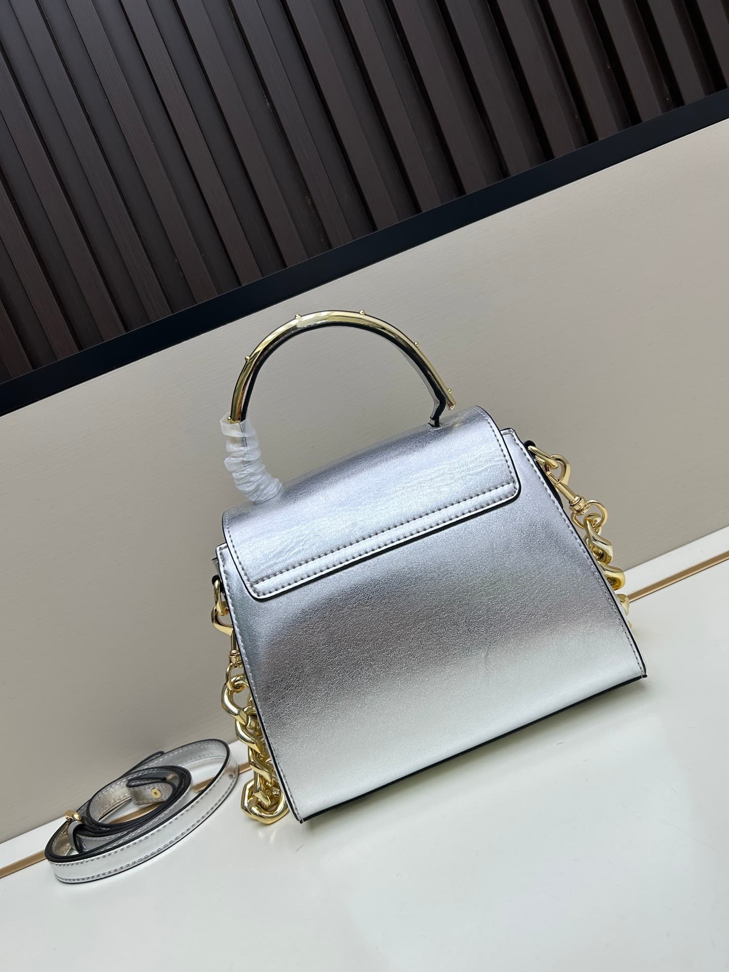 C8390 New product launched 🆕 Versace VERACE women’s crossbody bag. Made of plain leather and glossy leather, with new finishes. The new model also features a detachable shoulder strap 2. It’s a brand-new crossbody bag, and the LaMedusa metal handle… — image 3