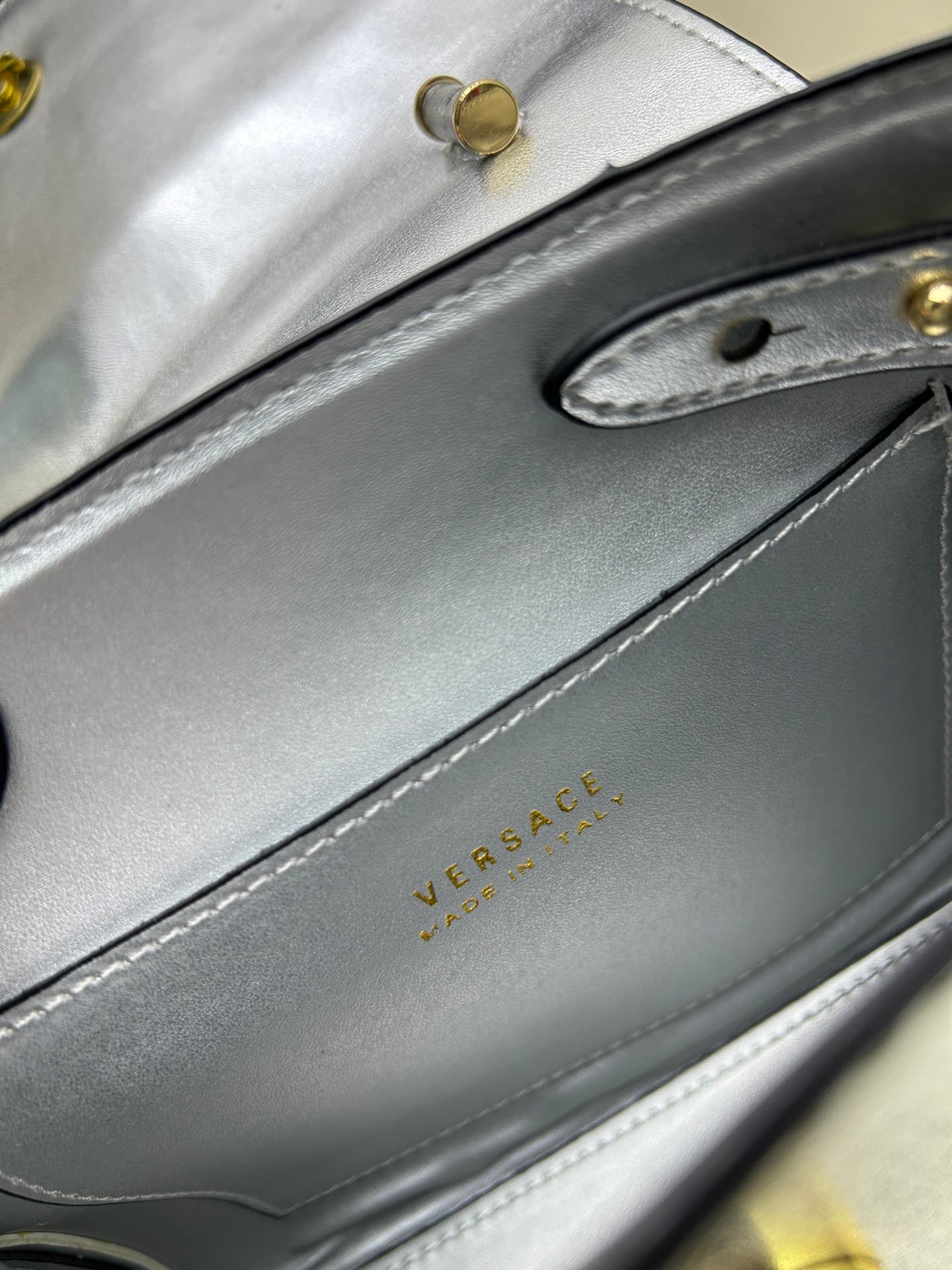 C8390 New product launched 🆕 Versace VERACE women’s crossbody bag. Made of plain leather and glossy leather, with new finishes. The new model also features a detachable shoulder strap 2. It’s a brand-new crossbody bag, and the LaMedusa metal handle… — image 8