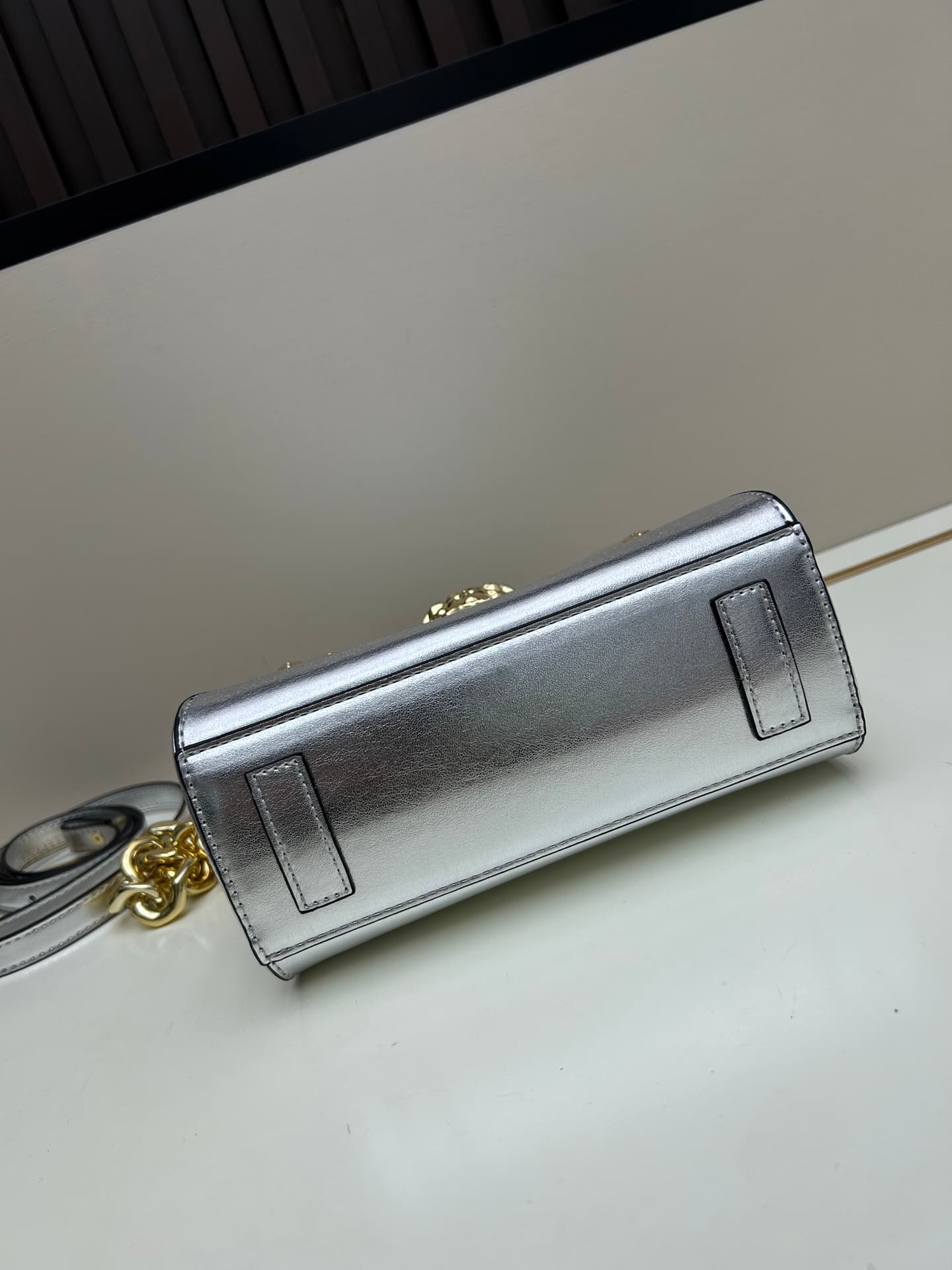 C8390 New product launched 🆕 Versace VERACE women’s crossbody bag. Made of plain leather and glossy leather, with new finishes. The new model also features a detachable shoulder strap 2. It’s a brand-new crossbody bag, and the LaMedusa metal handle… — image 5