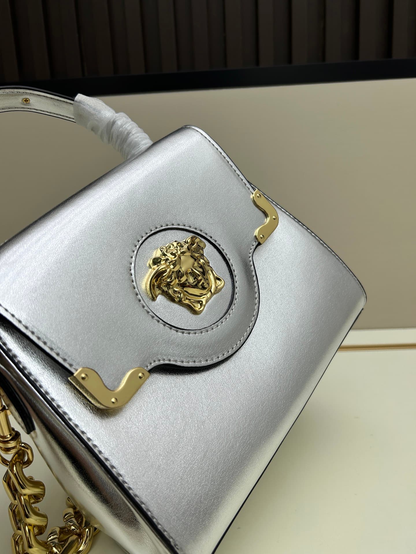 C8390 New product launched 🆕 Versace VERACE women’s crossbody bag. Made of plain leather and glossy leather, with new finishes. The new model also features a detachable shoulder strap 2. It’s a brand-new crossbody bag, and the LaMedusa metal handle… — image 4
