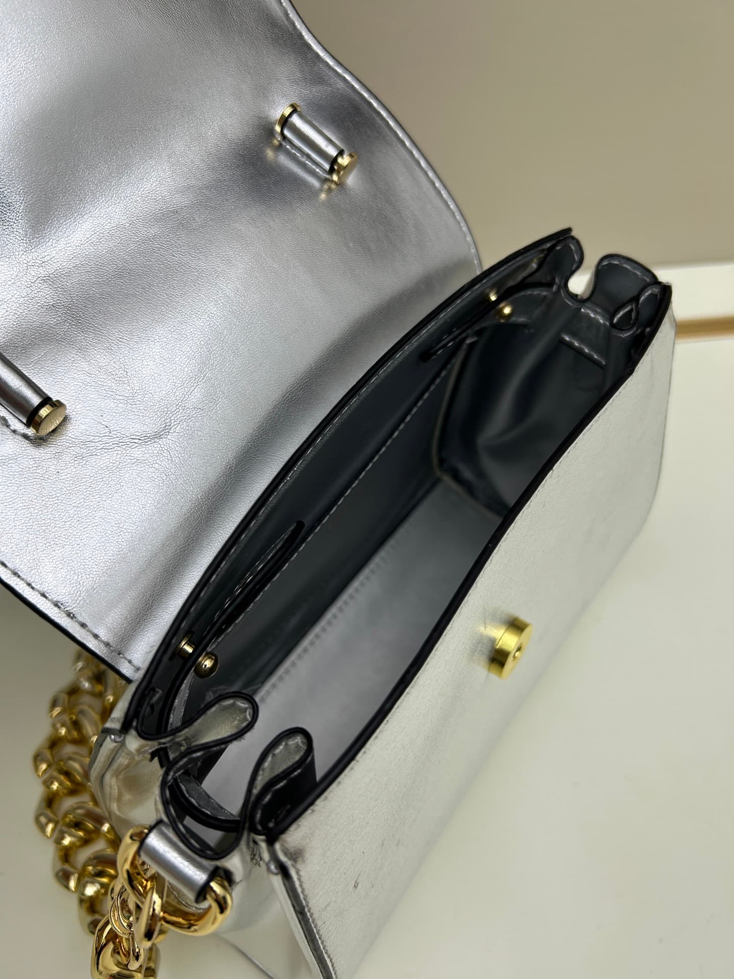 C8390 New product launched 🆕 Versace VERACE women’s crossbody bag. Made of plain leather and glossy leather, with new finishes. The new model also features a detachable shoulder strap 2. It’s a brand-new crossbody bag, and the LaMedusa metal handle… — image 7