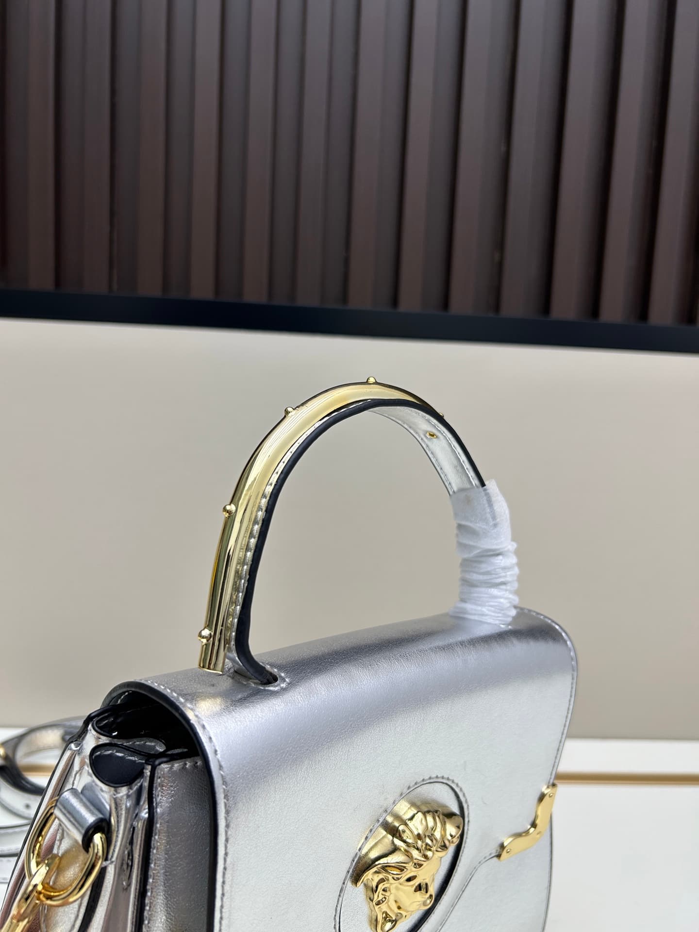 C8390 New product launched 🆕 Versace VERACE women’s crossbody bag. Made of plain leather and glossy leather, with new finishes. The new model also features a detachable shoulder strap 2. It’s a brand-new crossbody bag, and the LaMedusa metal handle… — image 6