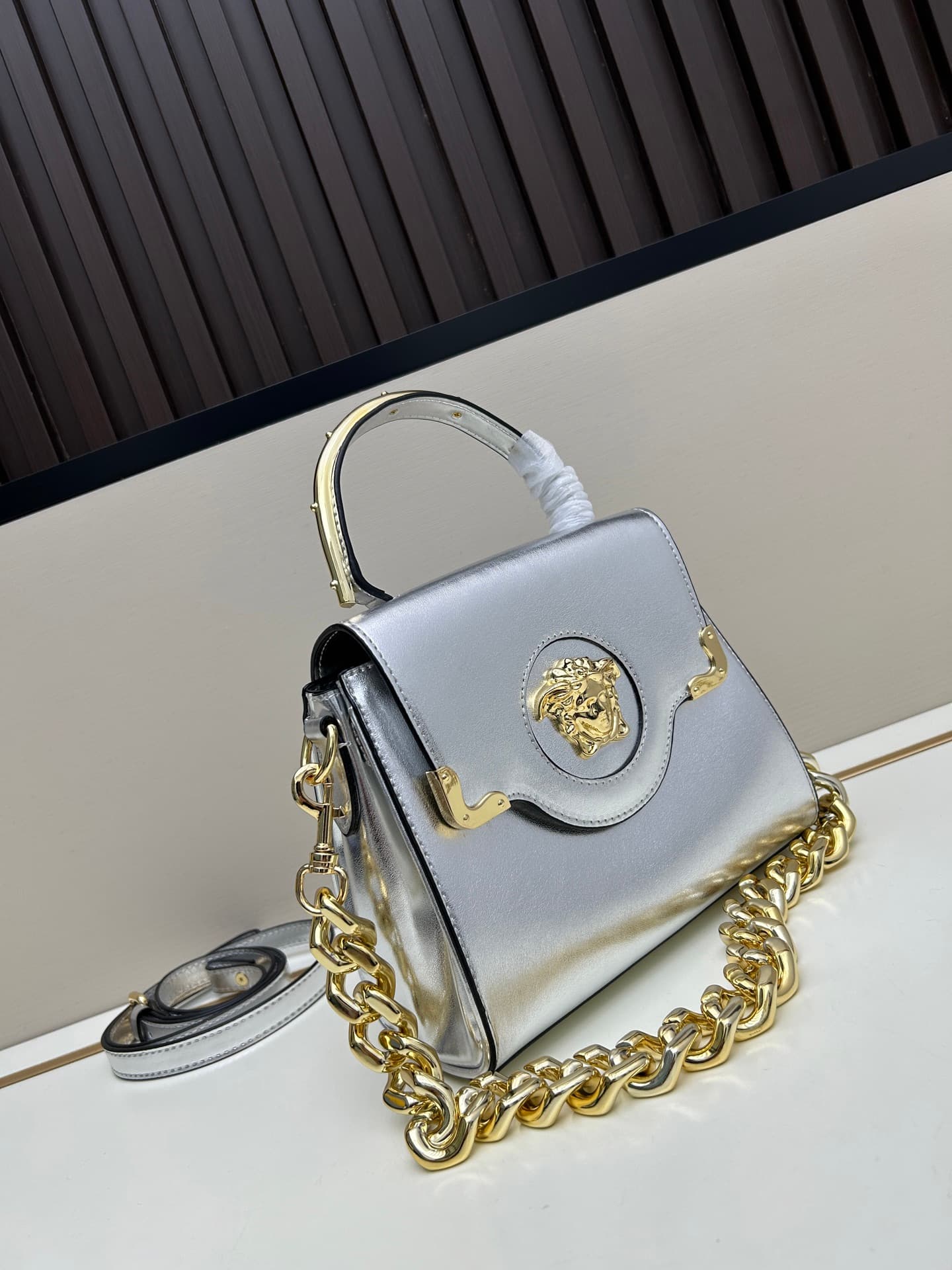 C8390 New product launched 🆕 Versace VERACE women’s crossbody bag. Made of plain leather and glossy leather, with new finishes. The new model also features a detachable shoulder strap 2. It’s a brand-new crossbody bag, and the LaMedusa metal handle… — image 2