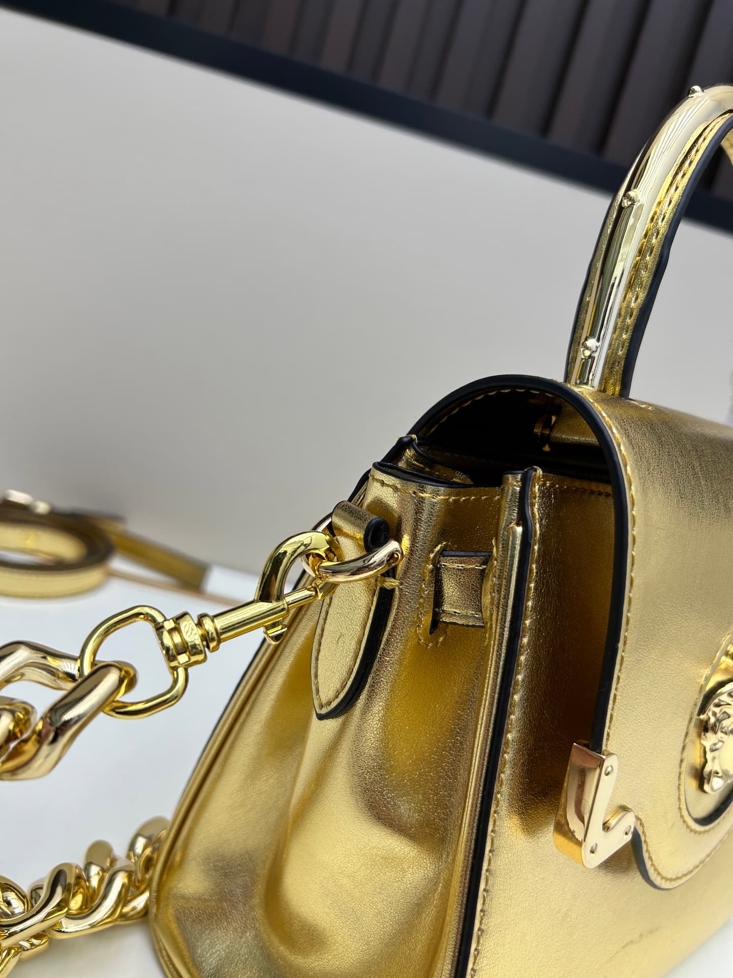 C8389 New product launched 🆕 Versace VERACE women’s crossbody bag. Made of plain leather and shiny leather, with new finishes. The new model also features a detachable shoulder strap 2. It’s a brand-new crossbody bag. The LaMedusa metal handle is also inc — image 6