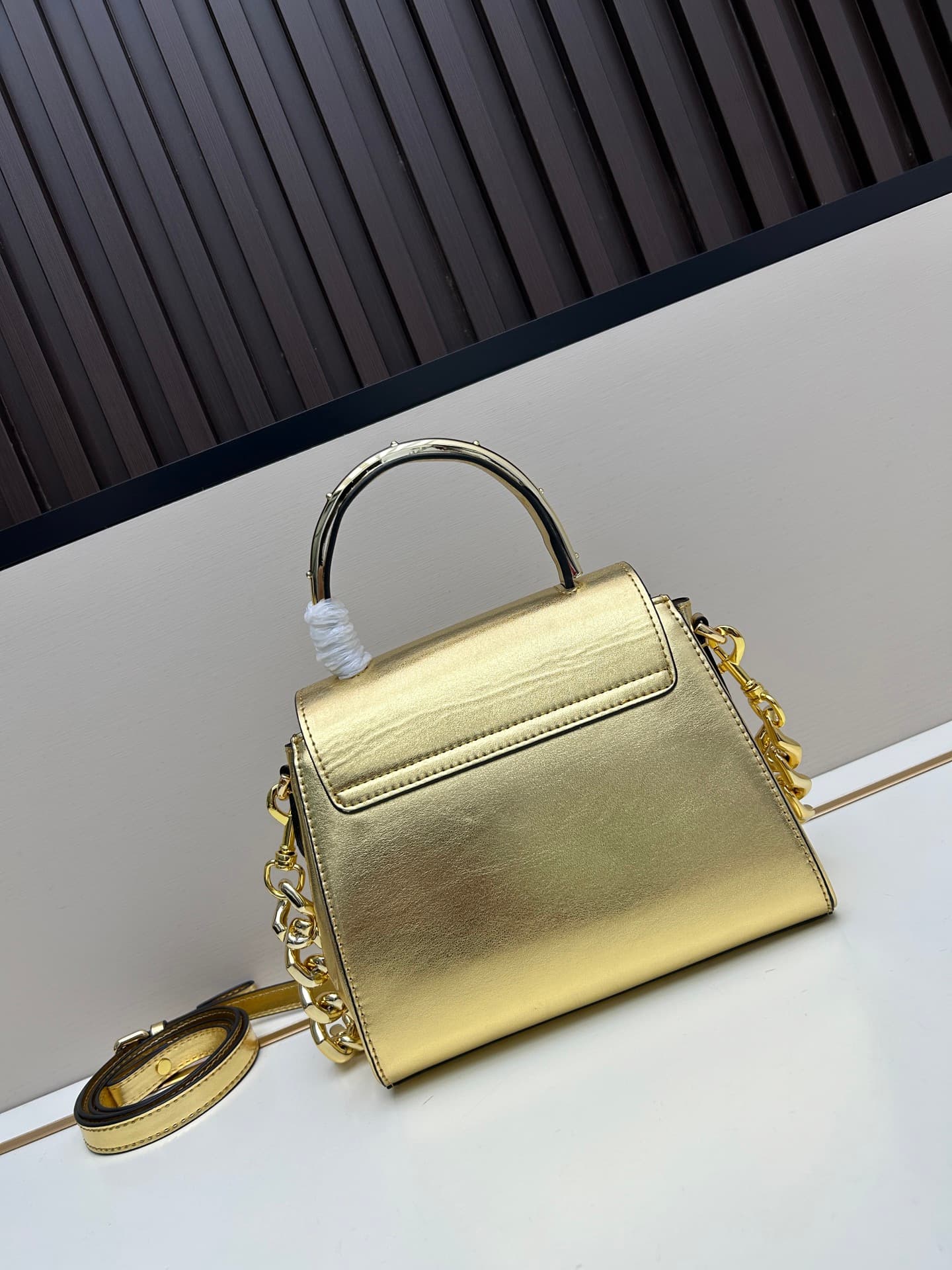C8389 New product launched 🆕 Versace VERACE women’s crossbody bag. Made of plain leather and shiny leather, with new finishes. The new model also features a detachable shoulder strap 2. It’s a brand-new crossbody bag. The LaMedusa metal handle is also inc — image 3