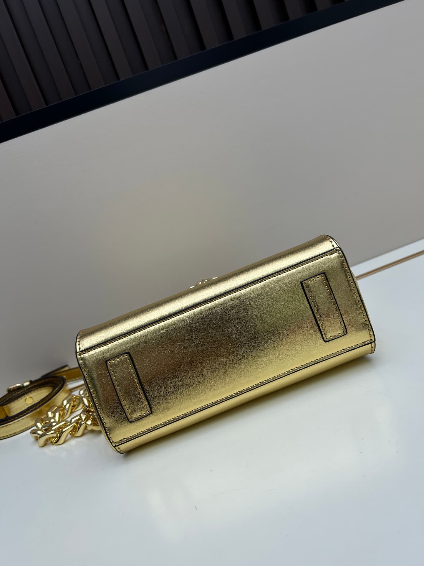 C8389 New product launched 🆕 Versace VERACE women’s crossbody bag. Made of plain leather and shiny leather, with new finishes. The new model also features a detachable shoulder strap 2. It’s a brand-new crossbody bag. The LaMedusa metal handle is also inc — image 5