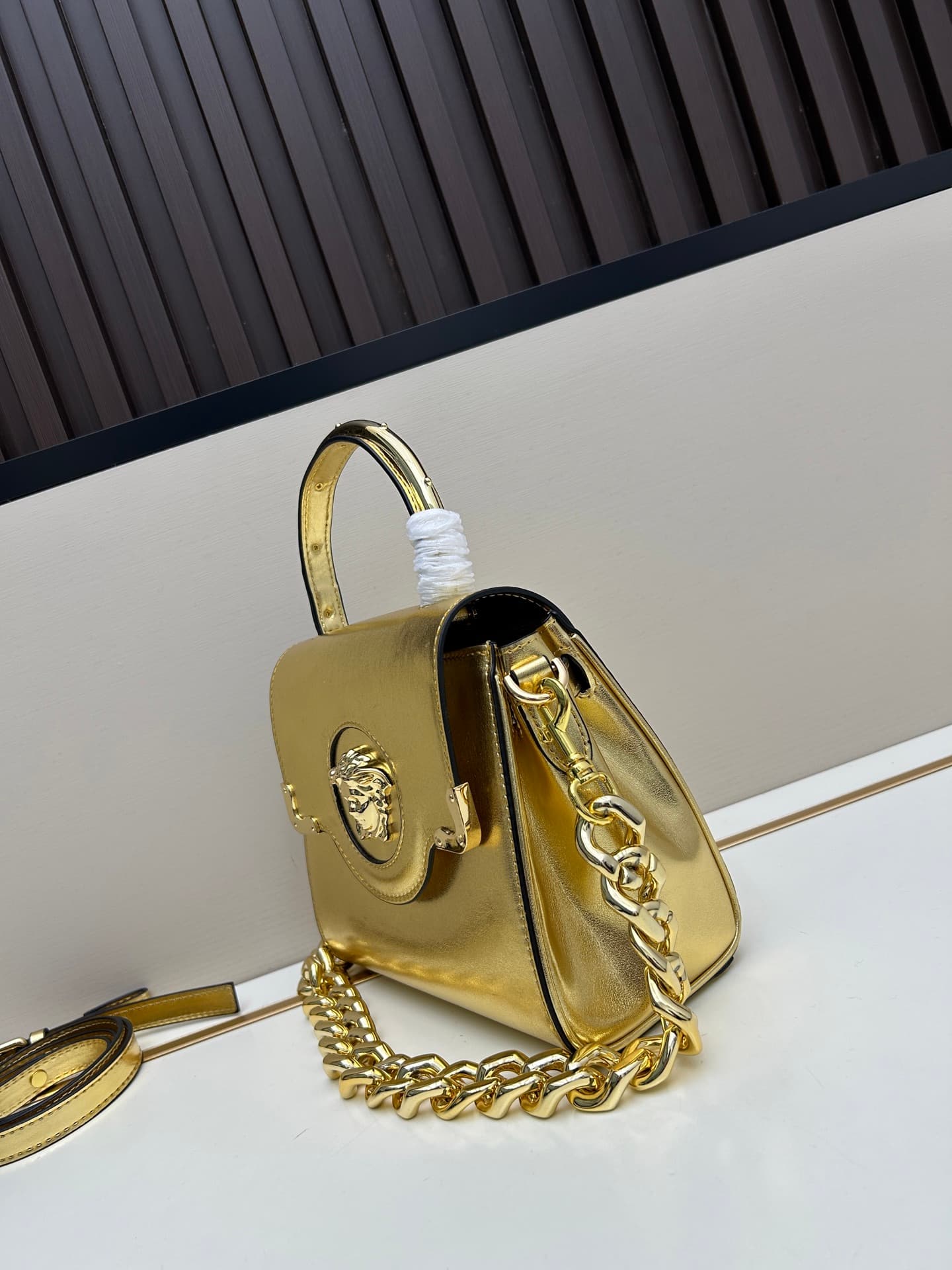 C8389 New product launched 🆕 Versace VERACE women’s crossbody bag. Made of plain leather and shiny leather, with new finishes. The new model also features a detachable shoulder strap 2. It’s a brand-new crossbody bag. The LaMedusa metal handle is also inc — image 2