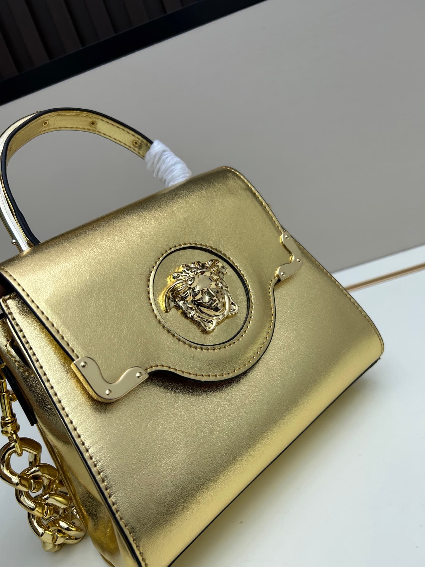 C8389 New product launched 🆕 Versace VERACE women’s crossbody bag. Made of plain leather and shiny leather, with new finishes. The new model also features a detachable shoulder strap 2. It’s a brand-new crossbody bag. The LaMedusa metal handle is also inc — image 4