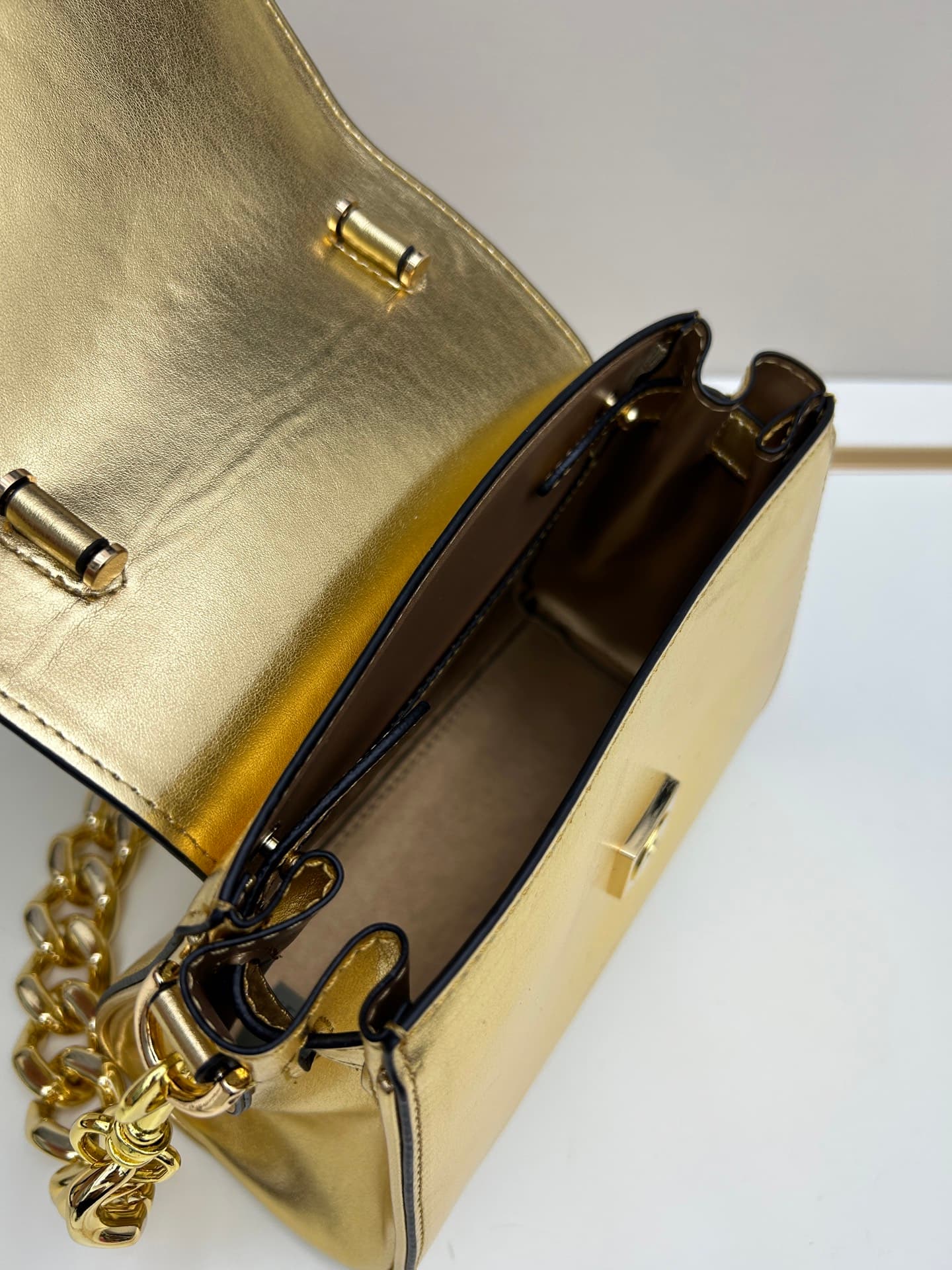 C8389 New product launched 🆕 Versace VERACE women’s crossbody bag. Made of plain leather and shiny leather, with new finishes. The new model also features a detachable shoulder strap 2. It’s a brand-new crossbody bag. The LaMedusa metal handle is also inc — image 7