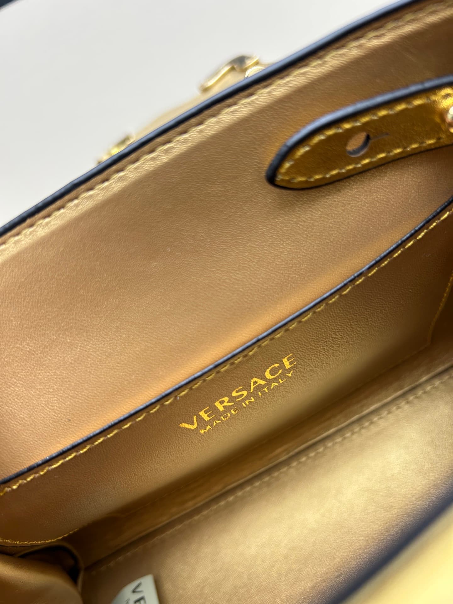 C8389 New product launched 🆕 Versace VERACE women’s crossbody bag. Made of plain leather and shiny leather, with new finishes. The new model also features a detachable shoulder strap 2. It’s a brand-new crossbody bag. The LaMedusa metal handle is also inc — image 8