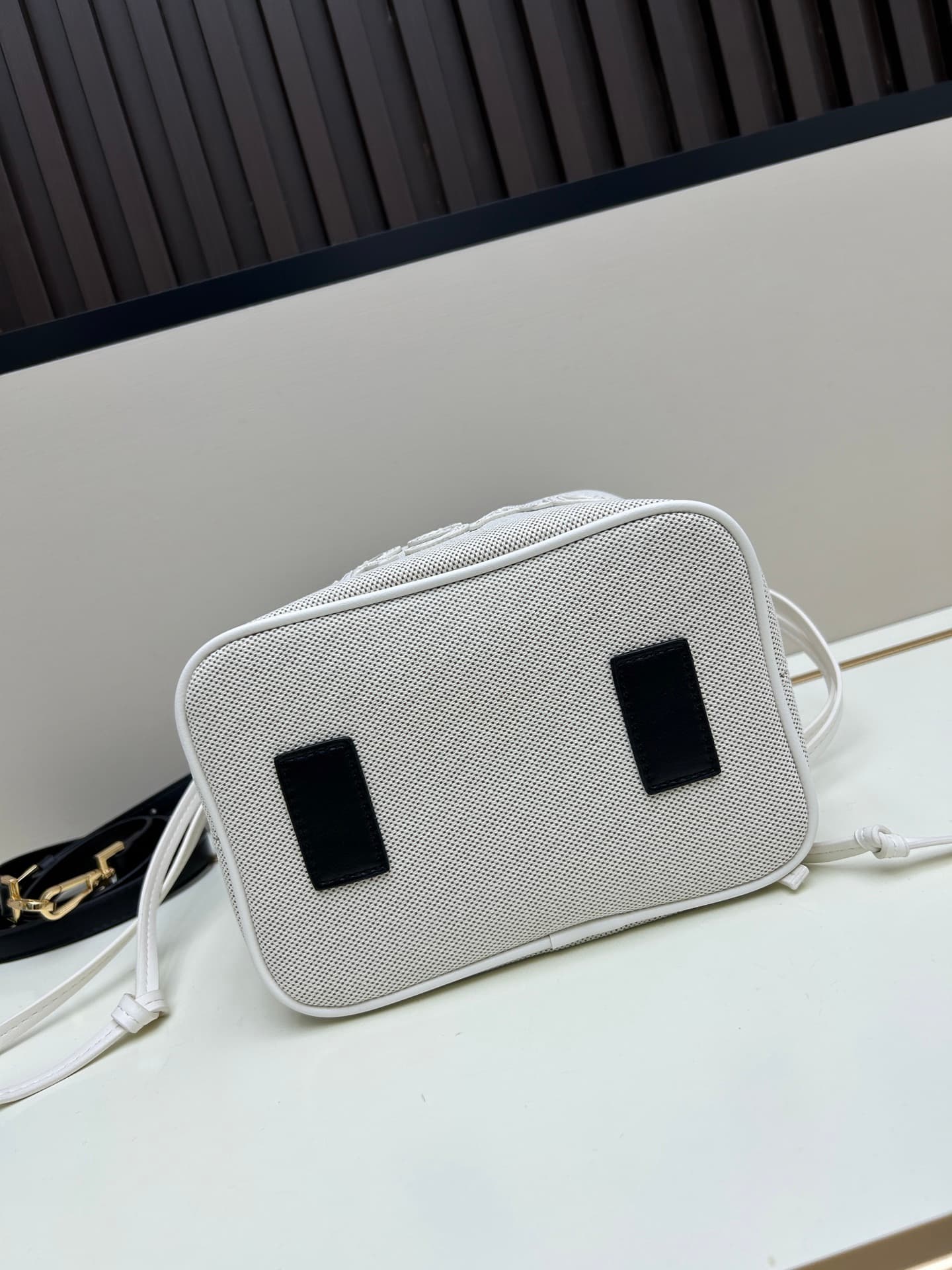 C8388 . New model 🆕 available for sale: Versace women’s rope-trimmed bucket bag. High-quality material, large capacity – it really holds a lot. Equipped with long and short shoulder straps — image 5