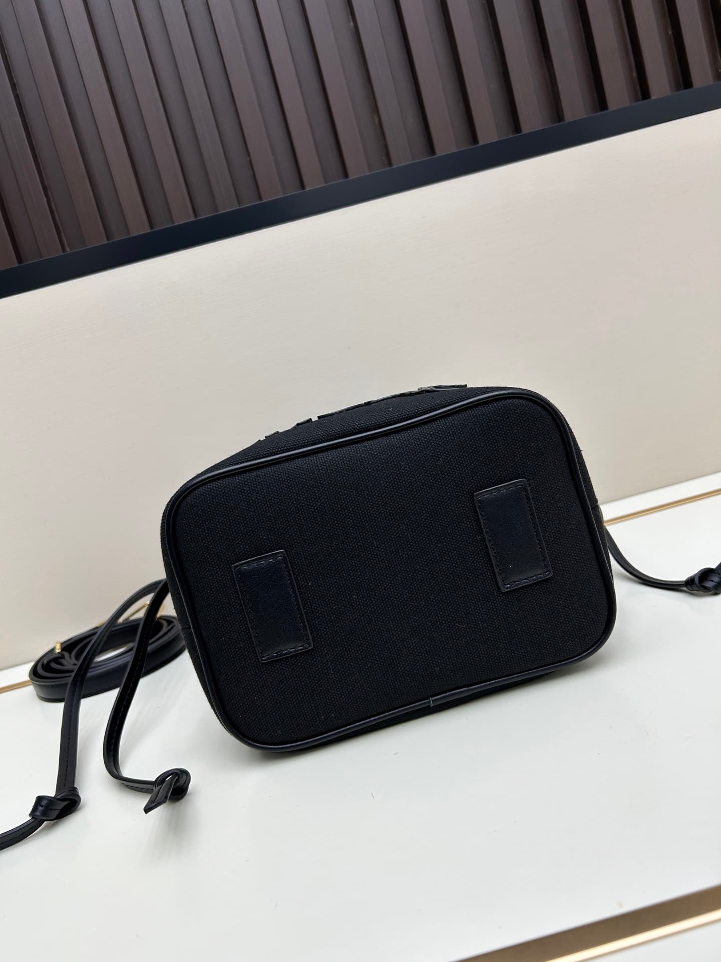 C8387 . New model 🆕 available for sale: Versace women’s straped bucket bag. High-quality material, large capacity – it really holds a lot of things. It comes with long and short shoulder straps — image 5