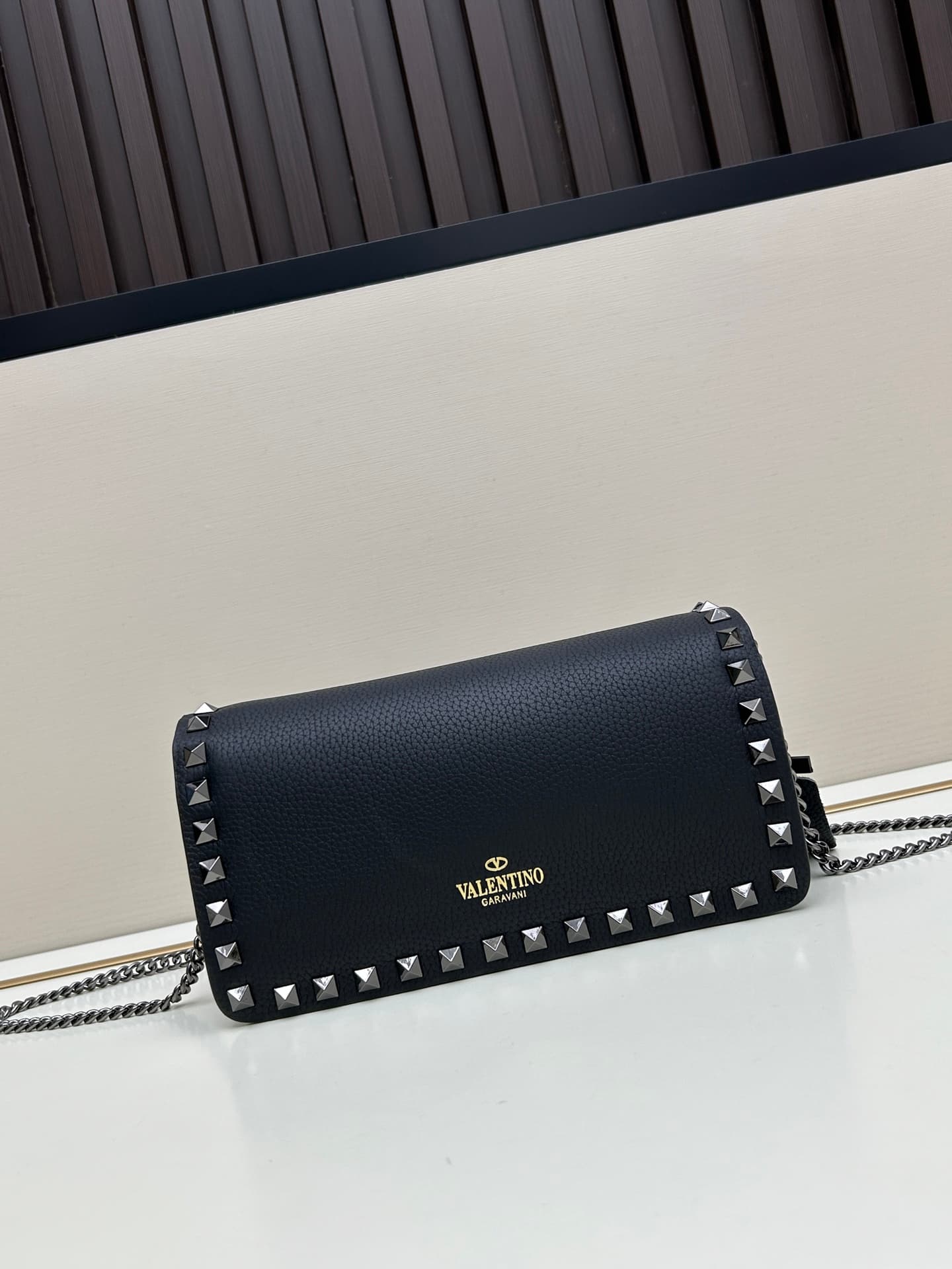 C8268 New product Valent**o Garavani V Ring with chain carry design: Made from fine leather with lace patterns, featuring distinctive and classic rivets. It can be carried in hand; the detachable iron chain allows easy opening. The flap is adorned with pl — image 3