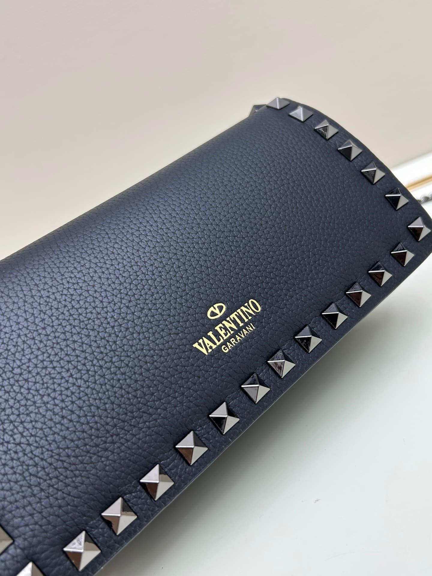 C8268 New product Valent**o Garavani V Ring with chain carry design: Made from fine leather with lace patterns, featuring distinctive and classic rivets. It can be carried in hand; the detachable iron chain allows easy opening. The flap is adorned with pl — image 4