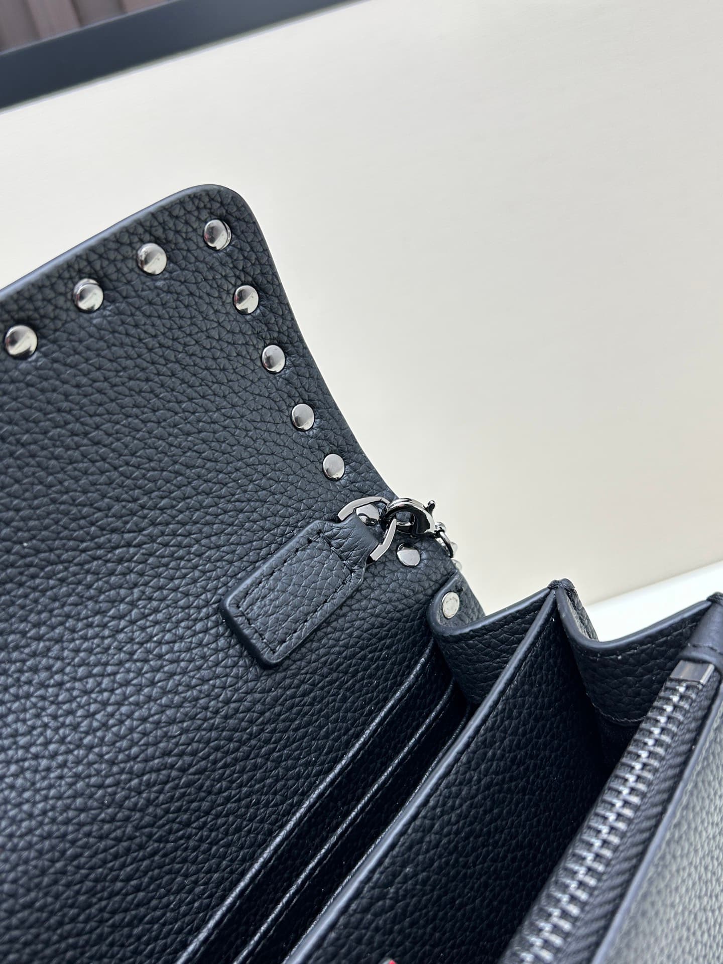 C8268 New product Valent**o Garavani V Ring with chain carry design: Made from fine leather with lace patterns, featuring distinctive and classic rivets. It can be carried in hand; the detachable iron chain allows easy opening. The flap is adorned with pl — image 7