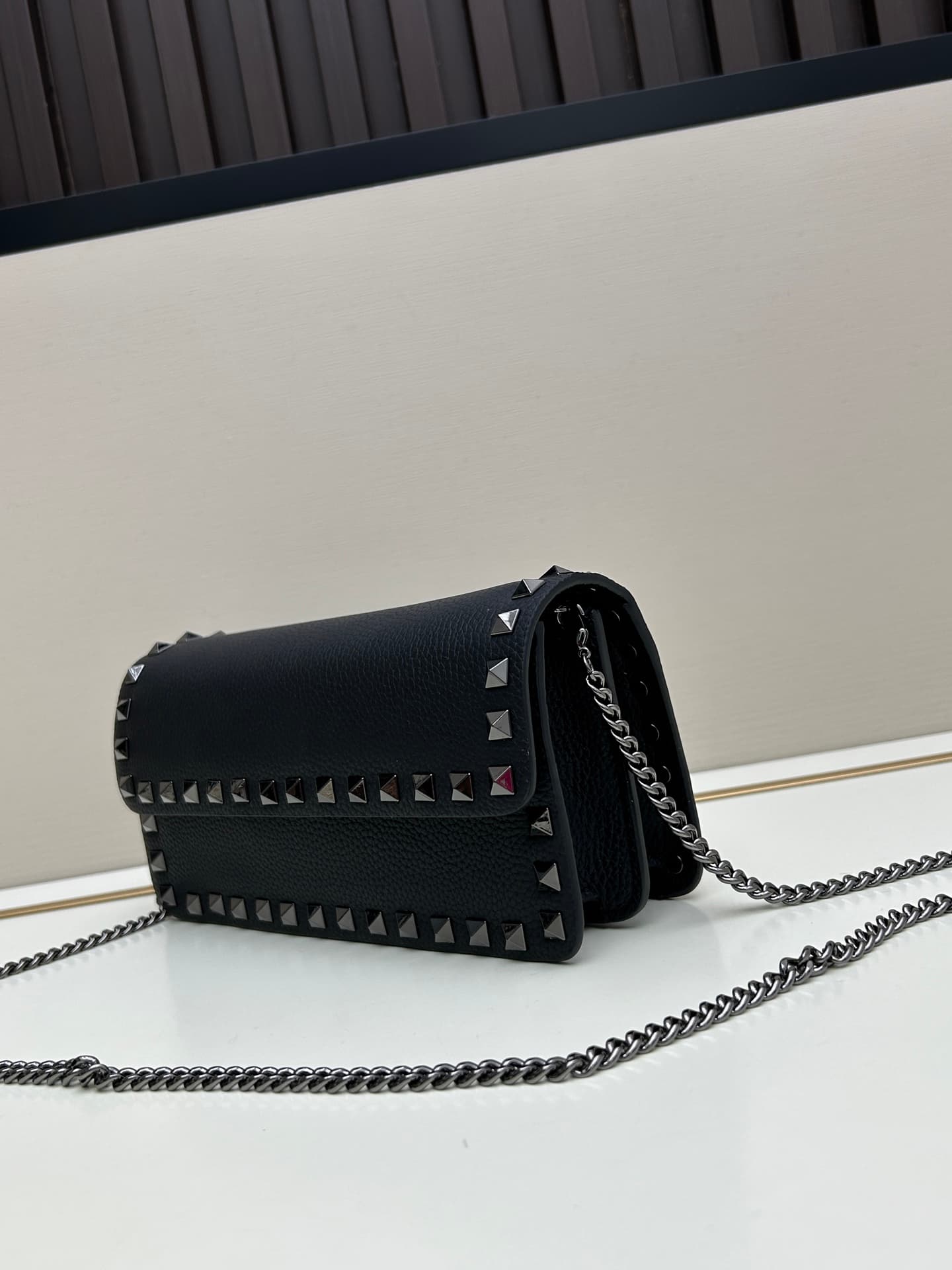 C8268 New product Valent**o Garavani V Ring with chain carry design: Made from fine leather with lace patterns, featuring distinctive and classic rivets. It can be carried in hand; the detachable iron chain allows easy opening. The flap is adorned with pl — image 2