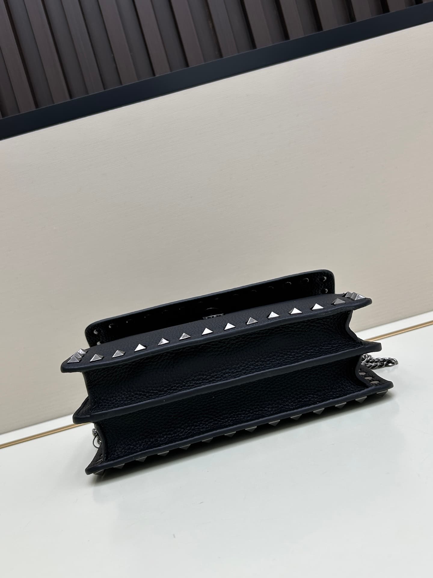 C8268 New product Valent**o Garavani V Ring with chain carry design: Made from fine leather with lace patterns, featuring distinctive and classic rivets. It can be carried in hand; the detachable iron chain allows easy opening. The flap is adorned with pl — image 5