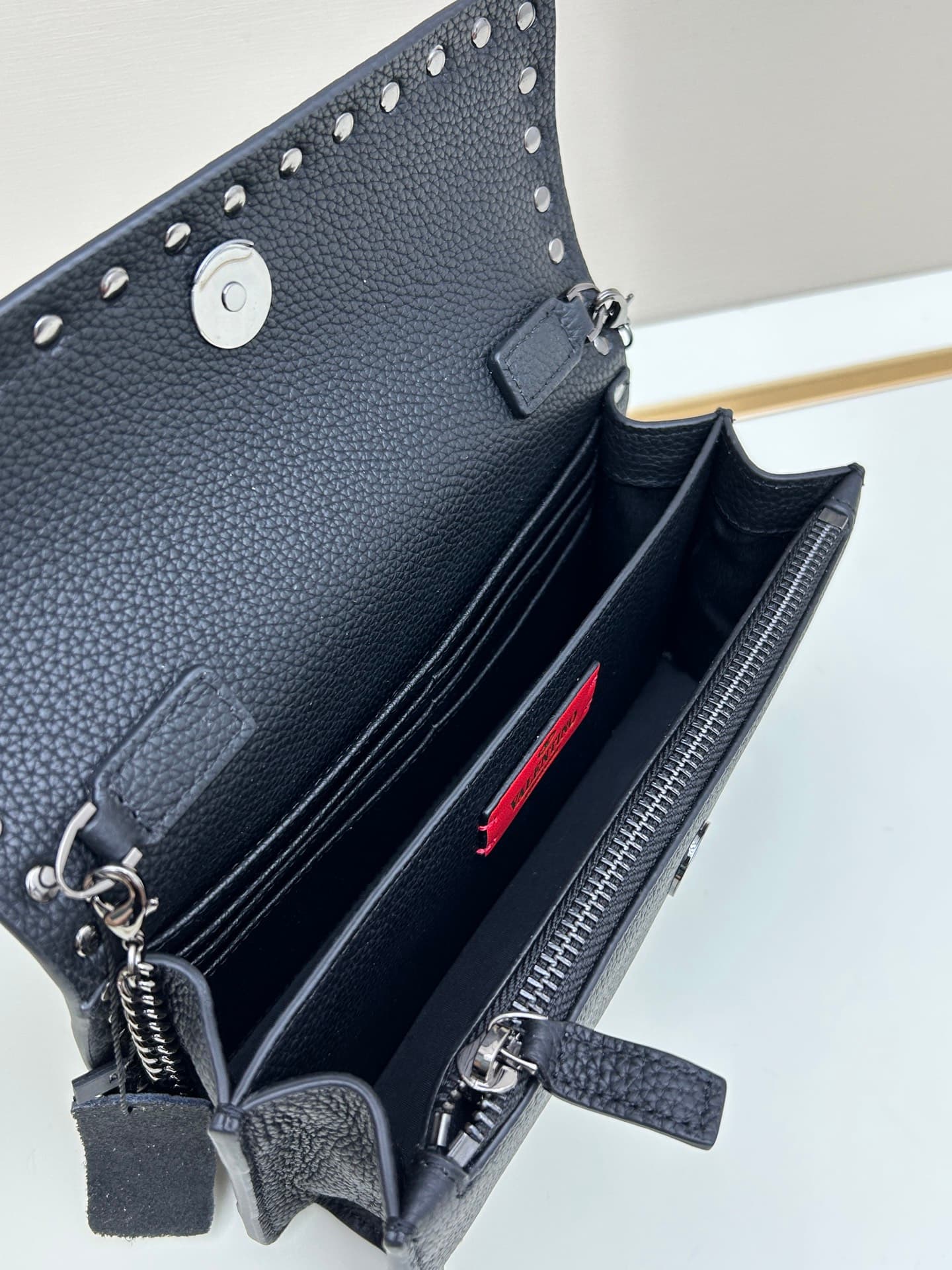 C8268 New product Valent**o Garavani V Ring with chain carry design: Made from fine leather with lace patterns, featuring distinctive and classic rivets. It can be carried in hand; the detachable iron chain allows easy opening. The flap is adorned with pl — image 6