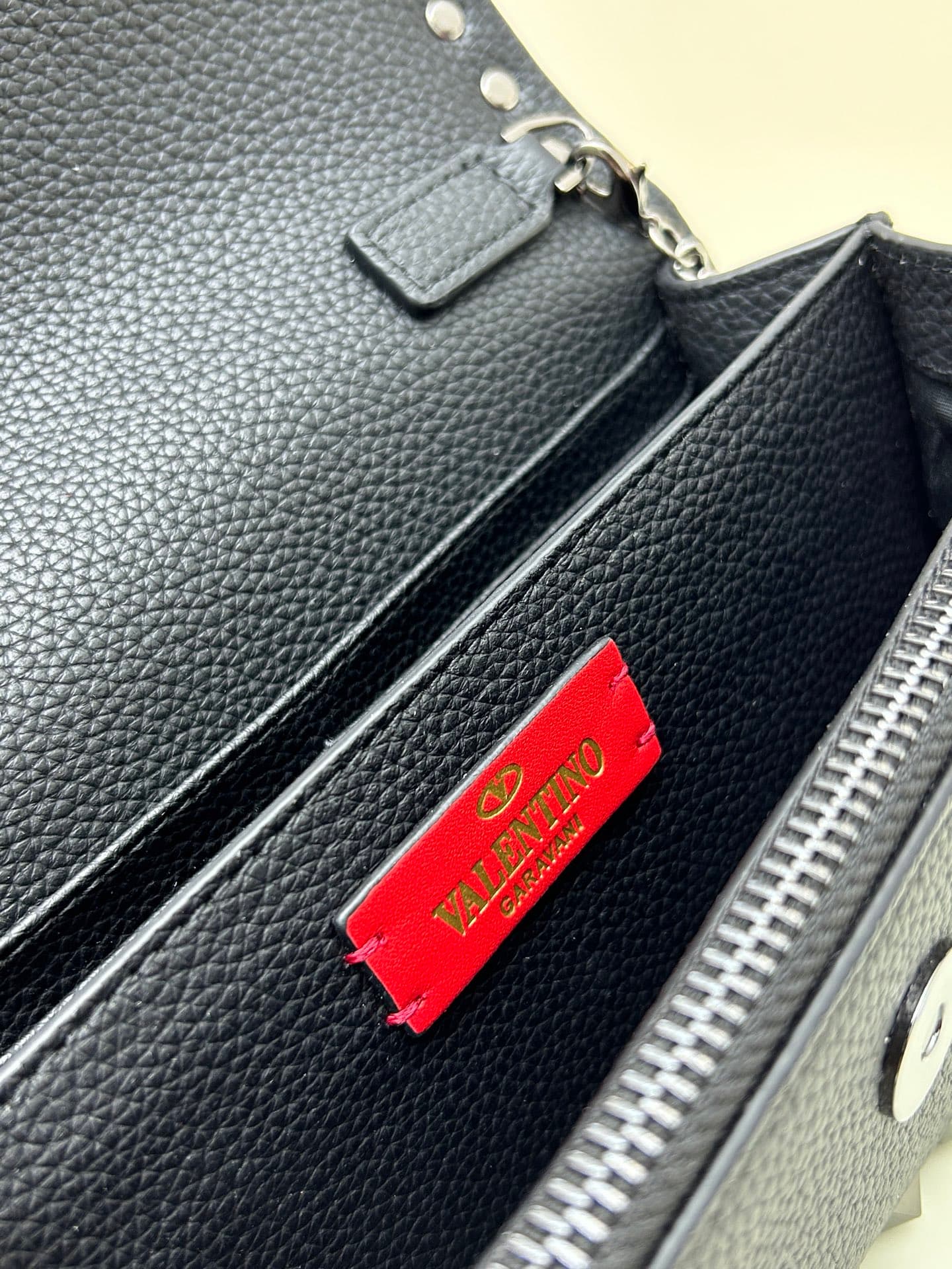 C8268 New product Valent**o Garavani V Ring with chain carry design: Made from fine leather with lace patterns, featuring distinctive and classic rivets. It can be carried in hand; the detachable iron chain allows easy opening. The flap is adorned with pl — image 8