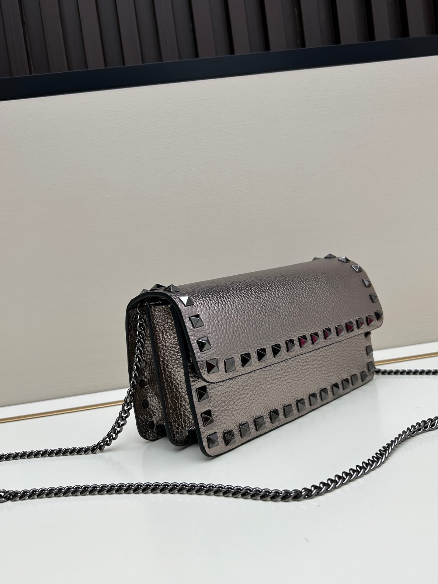 C8267 New product Valent**o Garavani V Ring with chain carrying design: Made from fine leather with lace patterns; distinctive and classic rivets. It can be carried, the chain is detachable; the flap is adorned with insertable magnetic buckles. It has mul — image 2
