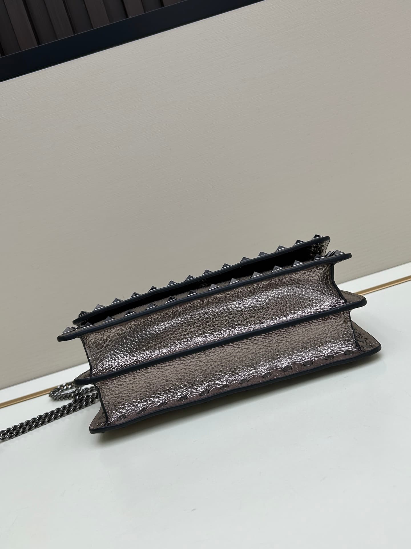 C8267 New product Valent**o Garavani V Ring with chain carrying design: Made from fine leather with lace patterns; distinctive and classic rivets. It can be carried, the chain is detachable; the flap is adorned with insertable magnetic buckles. It has mul — image 5