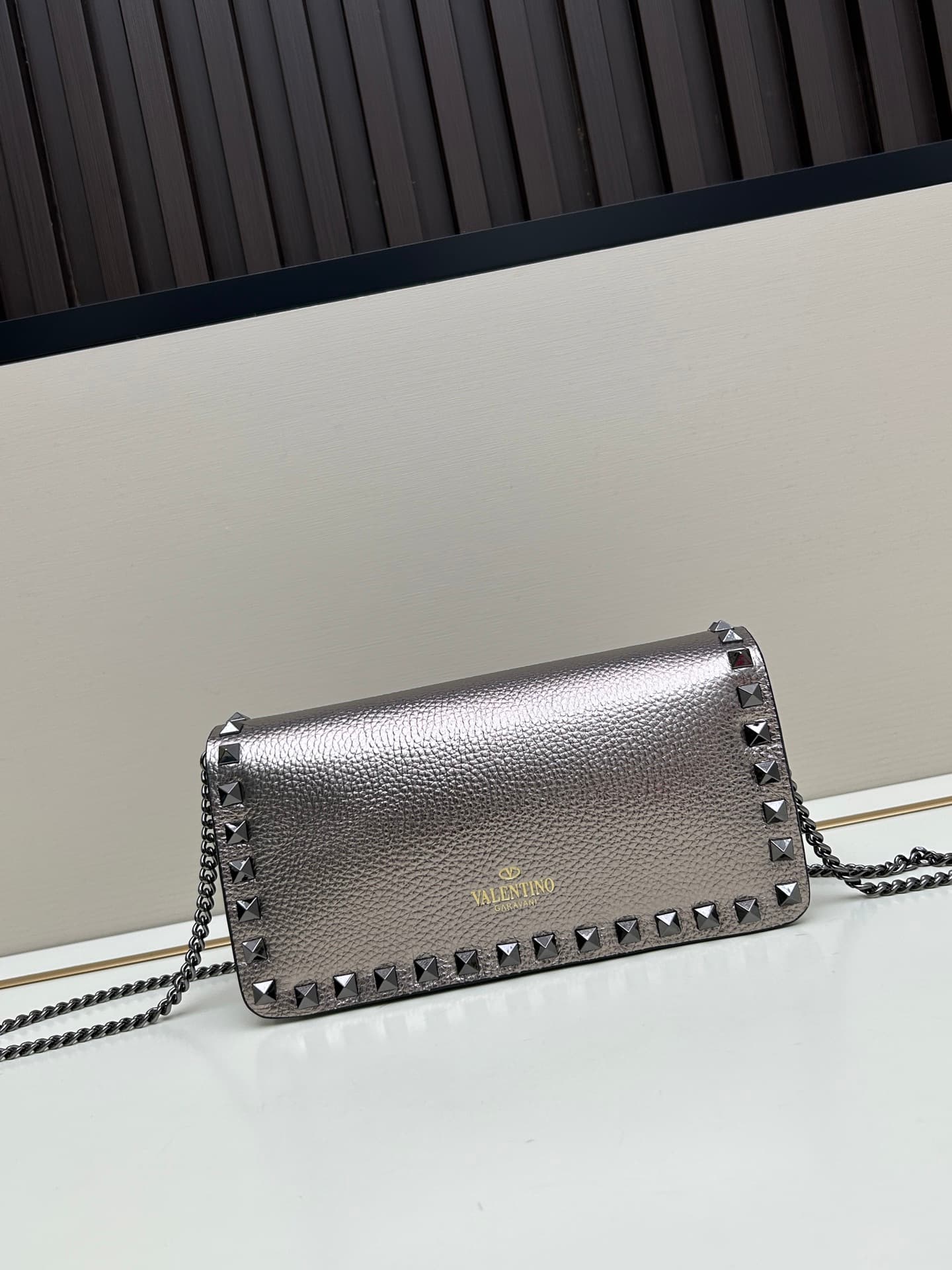 C8267 New product Valent**o Garavani V Ring with chain carrying design: Made from fine leather with lace patterns; distinctive and classic rivets. It can be carried, the chain is detachable; the flap is adorned with insertable magnetic buckles. It has mul — image 3