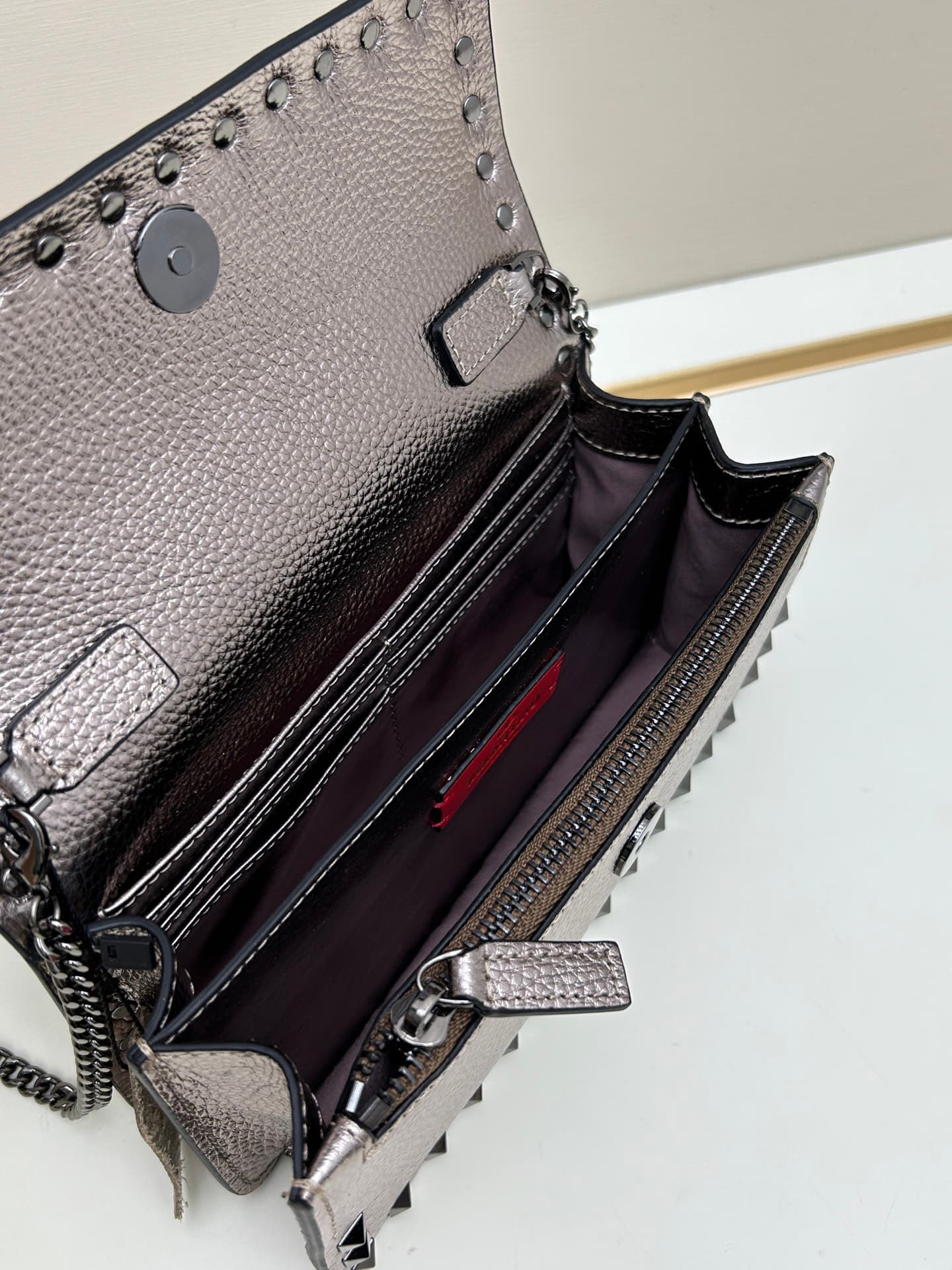 C8267 New product Valent**o Garavani V Ring with chain carrying design: Made from fine leather with lace patterns; distinctive and classic rivets. It can be carried, the chain is detachable; the flap is adorned with insertable magnetic buckles. It has mul — image 6