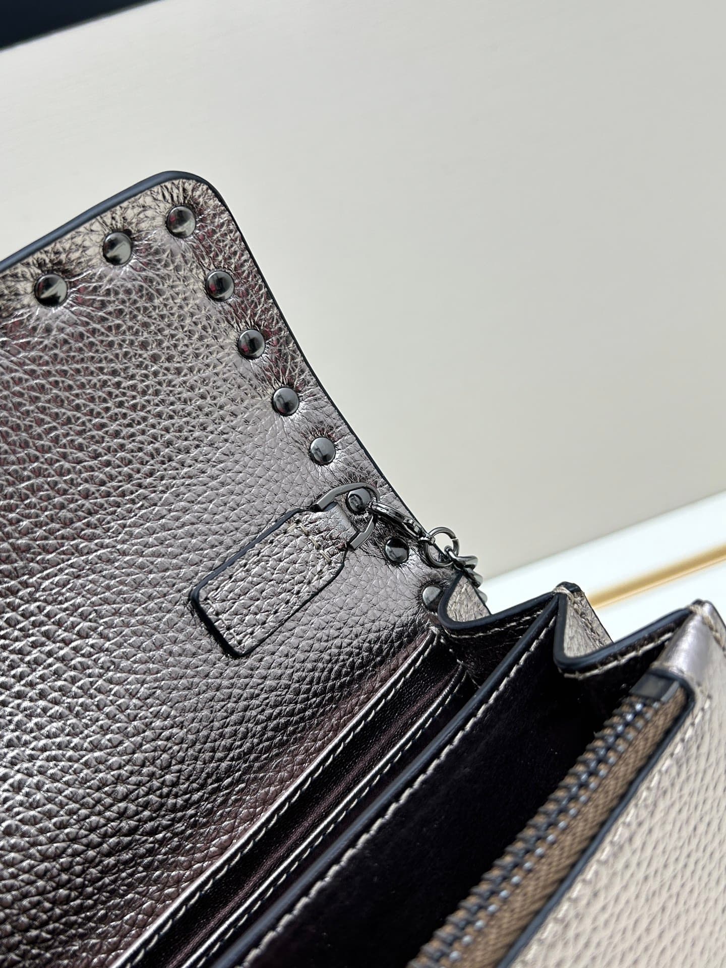 C8267 New product Valent**o Garavani V Ring with chain carrying design: Made from fine leather with lace patterns; distinctive and classic rivets. It can be carried, the chain is detachable; the flap is adorned with insertable magnetic buckles. It has mul — image 7