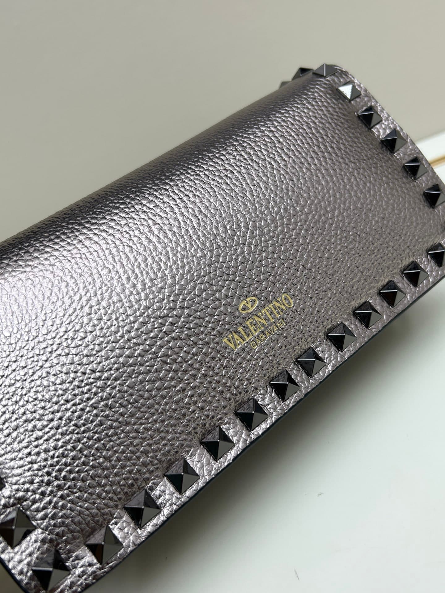 C8267 New product Valent**o Garavani V Ring with chain carrying design: Made from fine leather with lace patterns; distinctive and classic rivets. It can be carried, the chain is detachable; the flap is adorned with insertable magnetic buckles. It has mul — image 4