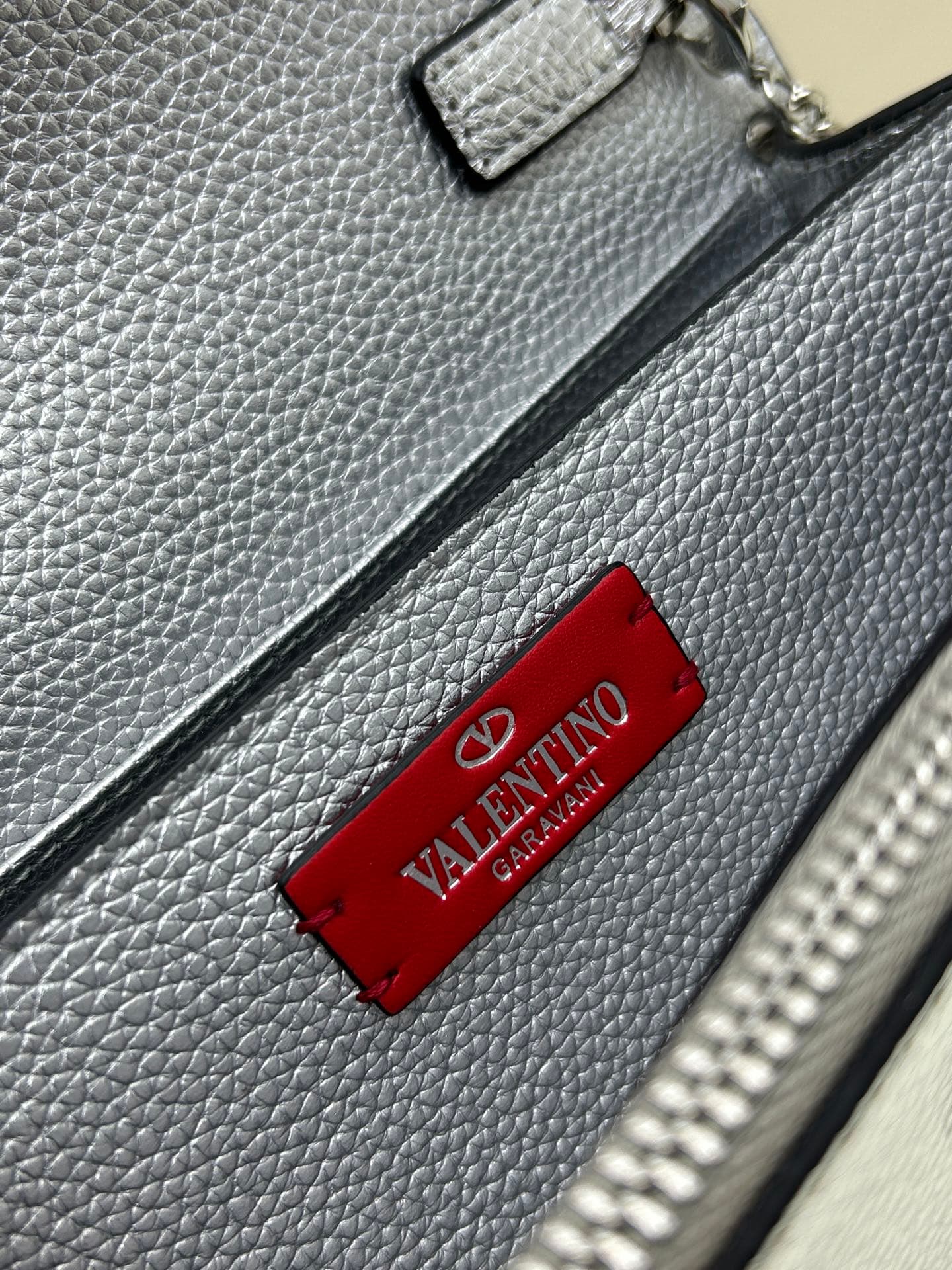 C8266 New product Valent**o Garavani V Ring with chain-handling design: Made from fine leather of Lichi-patterned cowhide, featuring prominent and classic rivets. It can be carried by hand; the detachable iron chain allows easy opening. The flap is decora — image 8