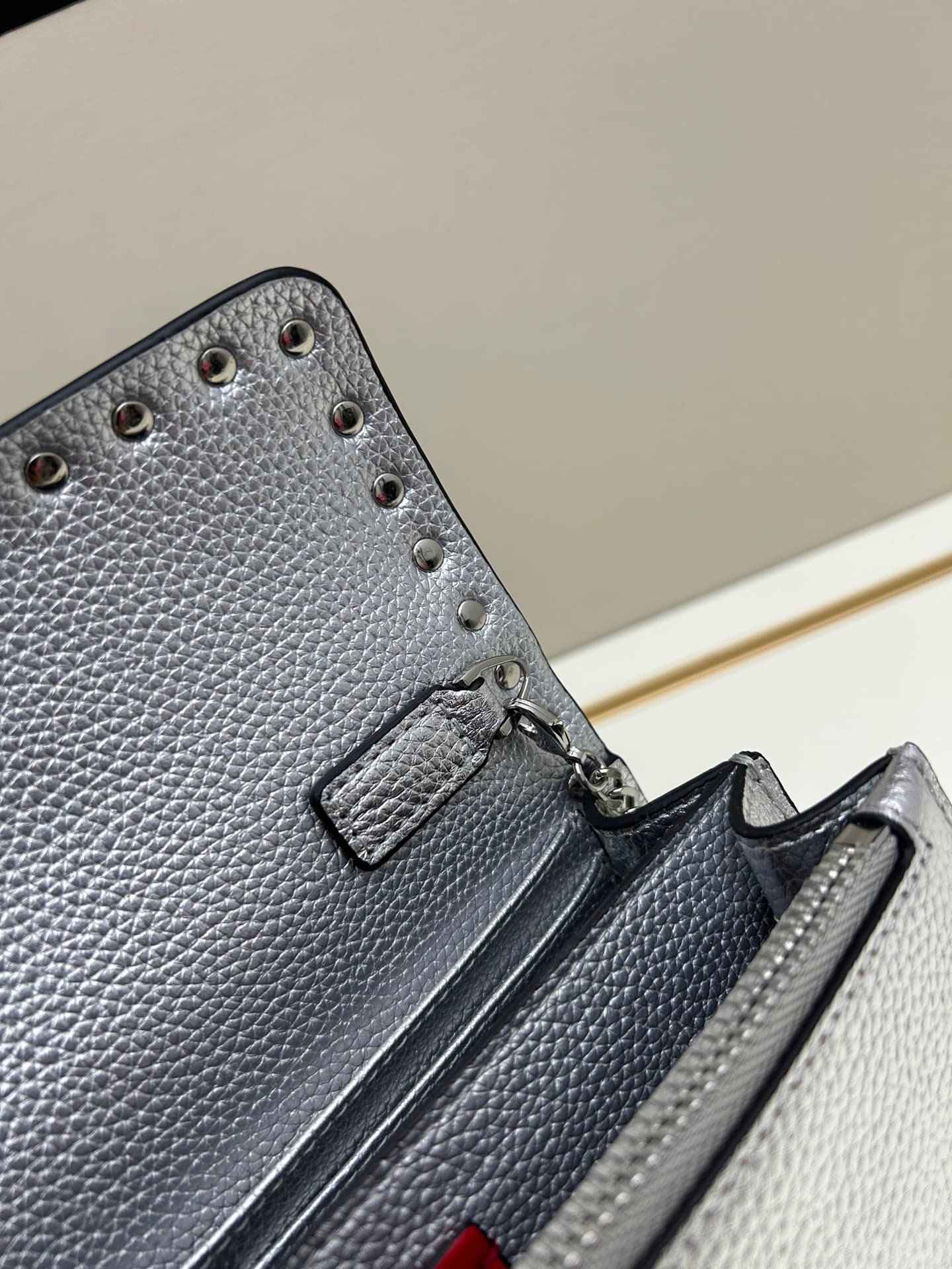 C8266 New product Valent**o Garavani V Ring with chain-handling design: Made from fine leather of Lichi-patterned cowhide, featuring prominent and classic rivets. It can be carried by hand; the detachable iron chain allows easy opening. The flap is decora — image 7