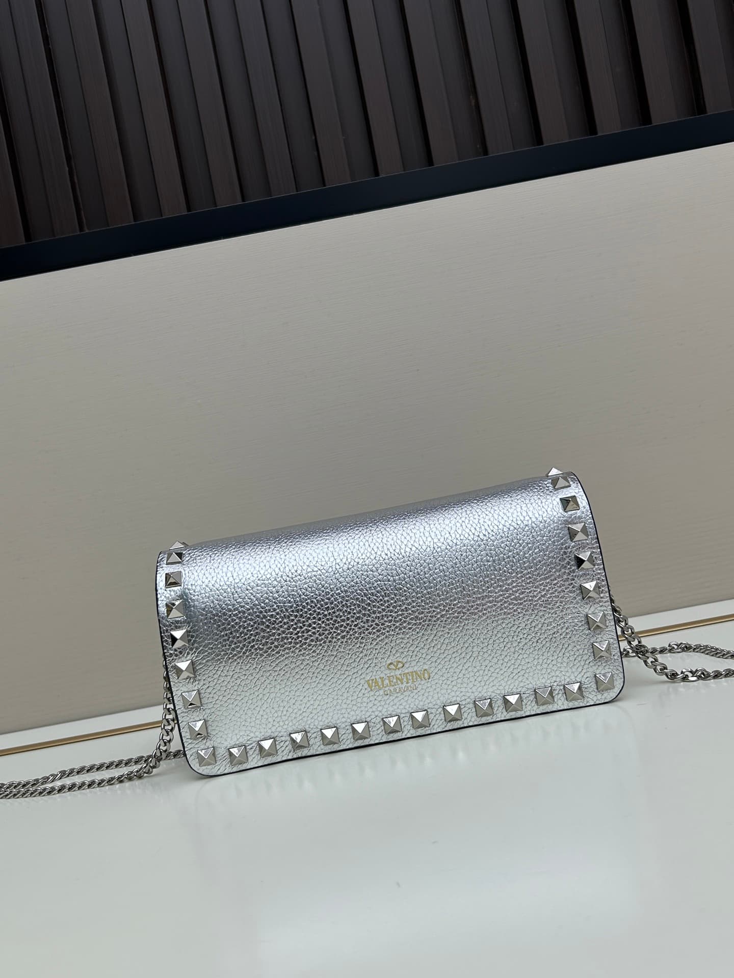 C8266 New product Valent**o Garavani V Ring with chain-handling design: Made from fine leather of Lichi-patterned cowhide, featuring prominent and classic rivets. It can be carried by hand; the detachable iron chain allows easy opening. The flap is decora — image 3