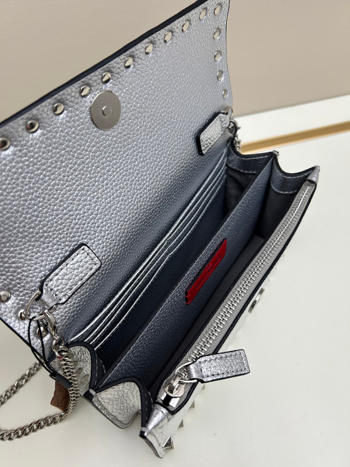 C8266 New product Valent**o Garavani V Ring with chain-handling design: Made from fine leather of Lichi-patterned cowhide, featuring prominent and classic rivets. It can be carried by hand; the detachable iron chain allows easy opening. The flap is decora — image 6