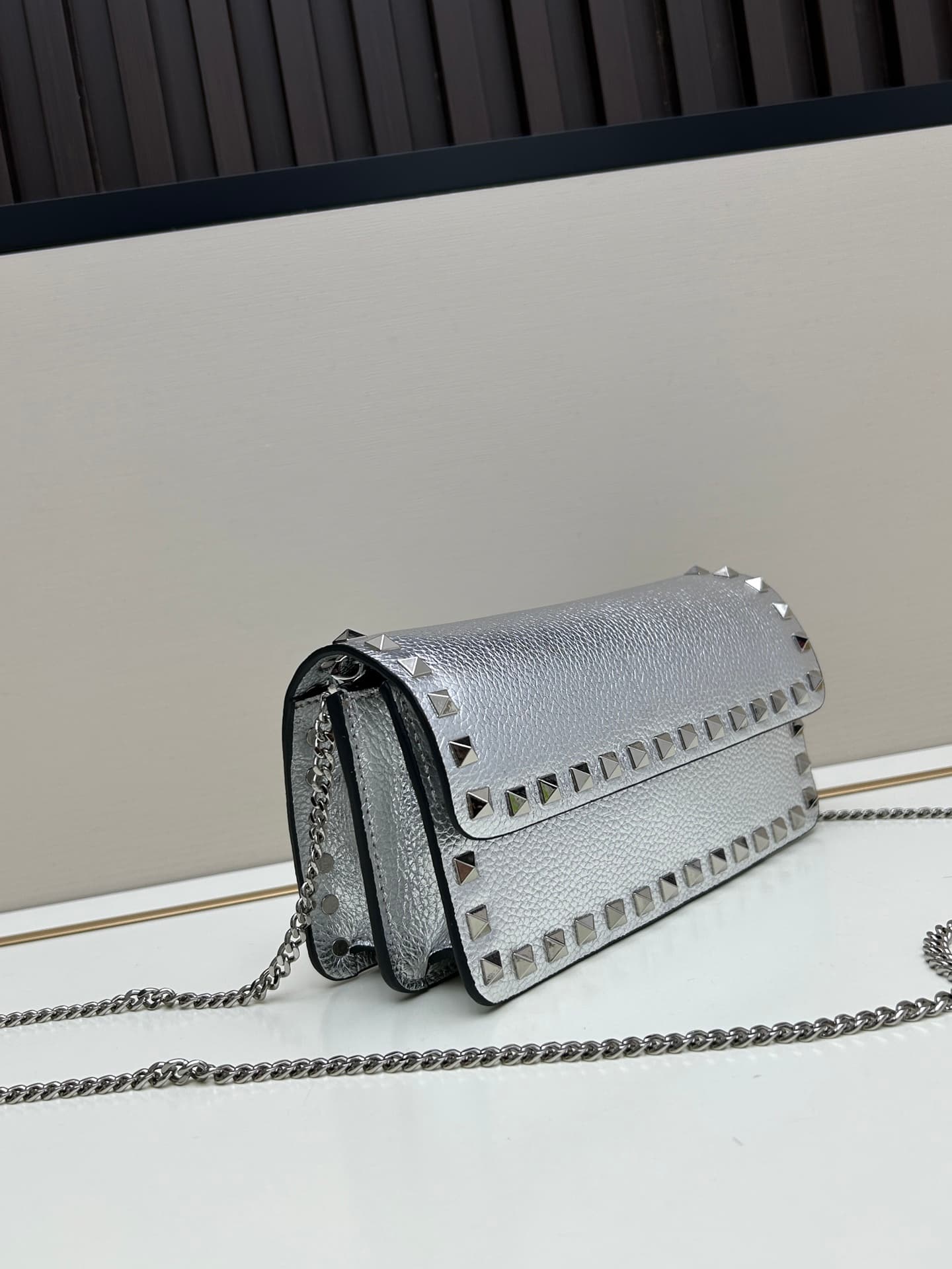 C8266 New product Valent**o Garavani V Ring with chain-handling design: Made from fine leather of Lichi-patterned cowhide, featuring prominent and classic rivets. It can be carried by hand; the detachable iron chain allows easy opening. The flap is decora — image 2