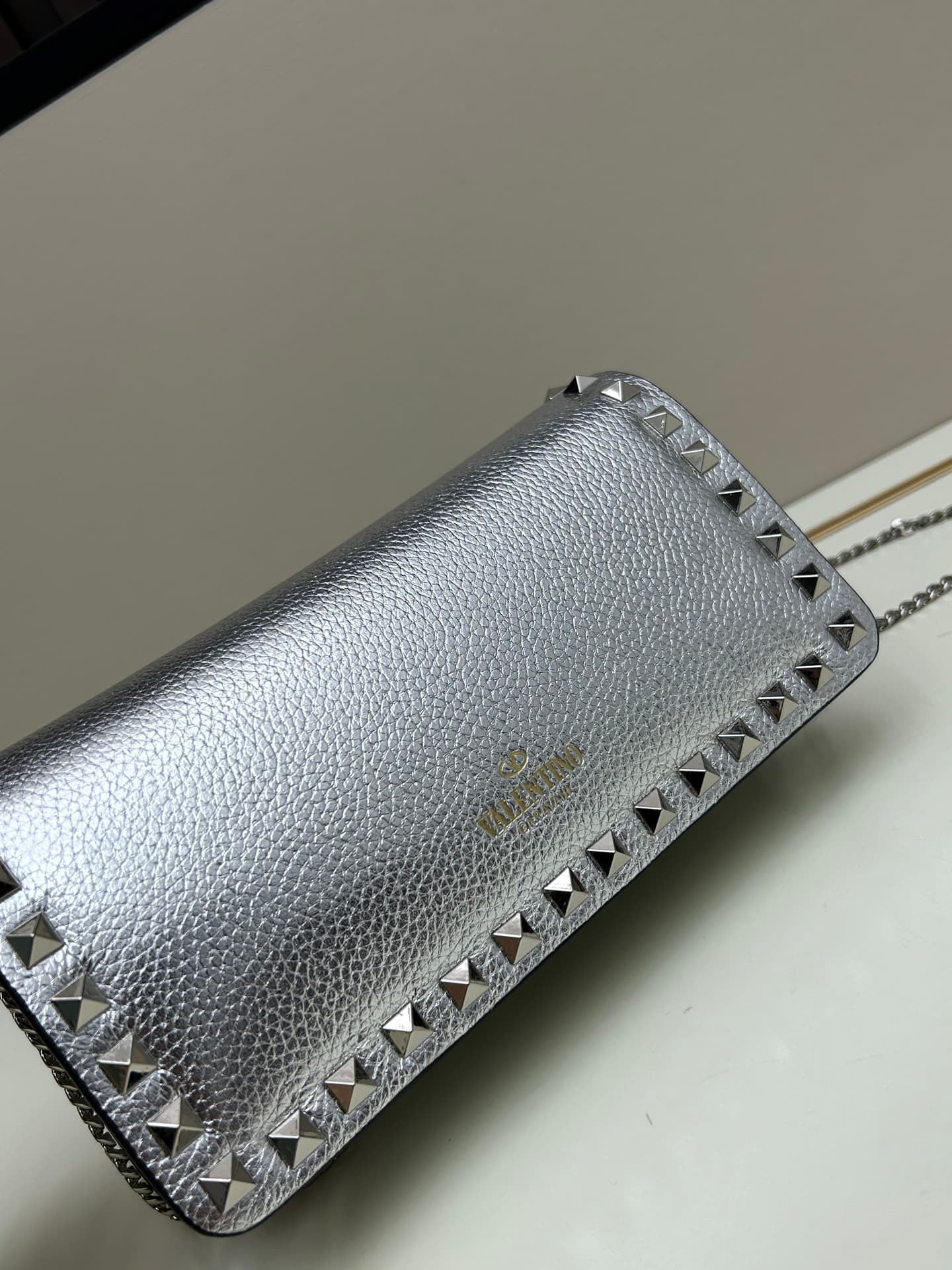 C8266 New product Valent**o Garavani V Ring with chain-handling design: Made from fine leather of Lichi-patterned cowhide, featuring prominent and classic rivets. It can be carried by hand; the detachable iron chain allows easy opening. The flap is decora — image 4