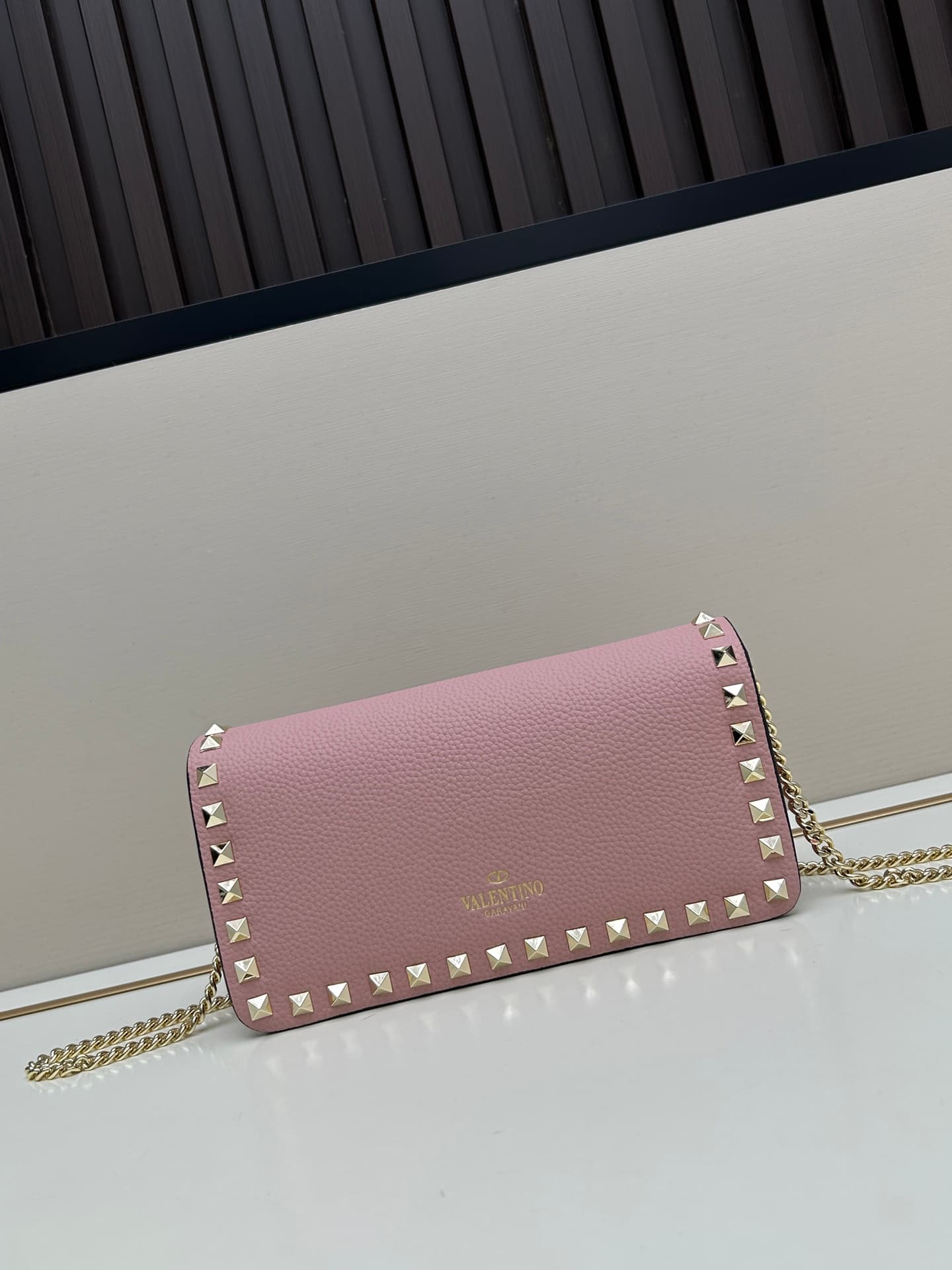 C8265 New product Valent**o Garavani V Ring with chain-handling design: Made from fine Leather Cowhide, featuring eye-catching classic rivets. It can be carried in hand, has detachable iron chains, a flip cover with an insertable magnetic clasp, multiple  — image 3