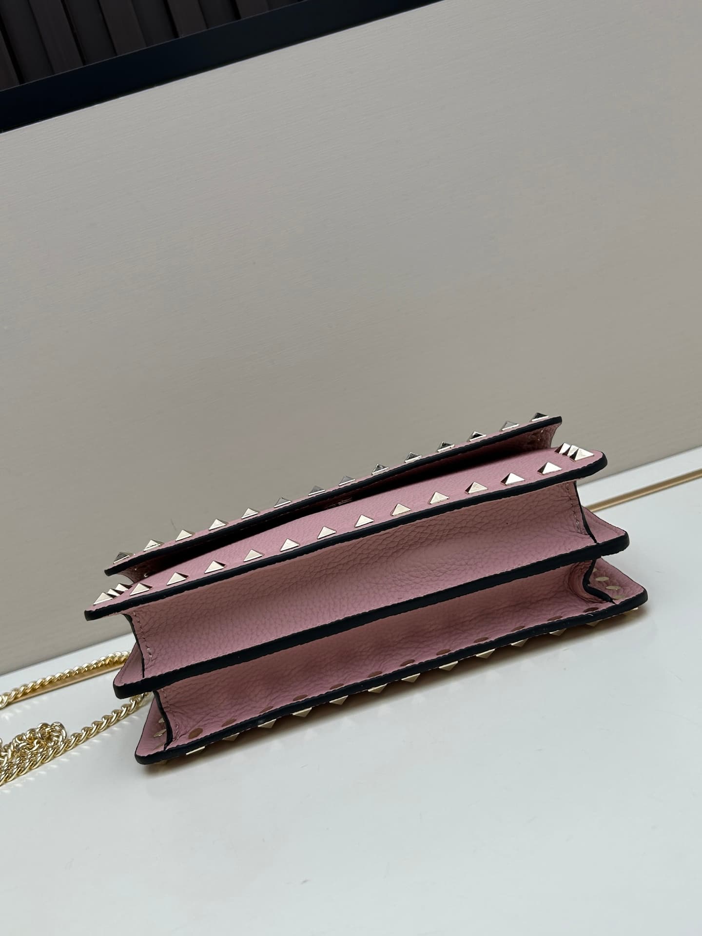 C8265 New product Valent**o Garavani V Ring with chain-handling design: Made from fine Leather Cowhide, featuring eye-catching classic rivets. It can be carried in hand, has detachable iron chains, a flip cover with an insertable magnetic clasp, multiple  — image 5