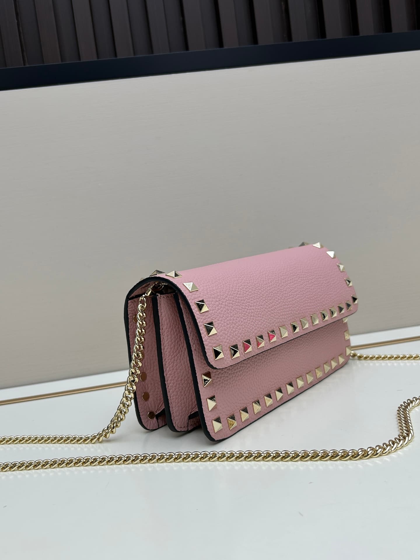 C8265 New product Valent**o Garavani V Ring with chain-handling design: Made from fine Leather Cowhide, featuring eye-catching classic rivets. It can be carried in hand, has detachable iron chains, a flip cover with an insertable magnetic clasp, multiple  — image 2