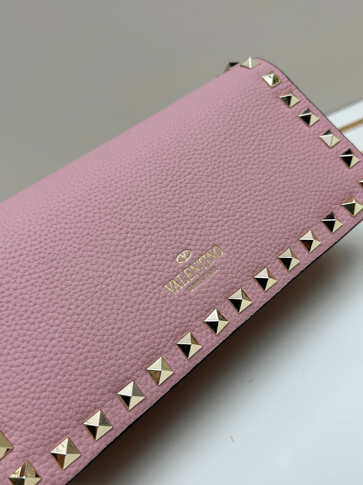 C8265 New product Valent**o Garavani V Ring with chain-handling design: Made from fine Leather Cowhide, featuring eye-catching classic rivets. It can be carried in hand, has detachable iron chains, a flip cover with an insertable magnetic clasp, multiple  — image 4