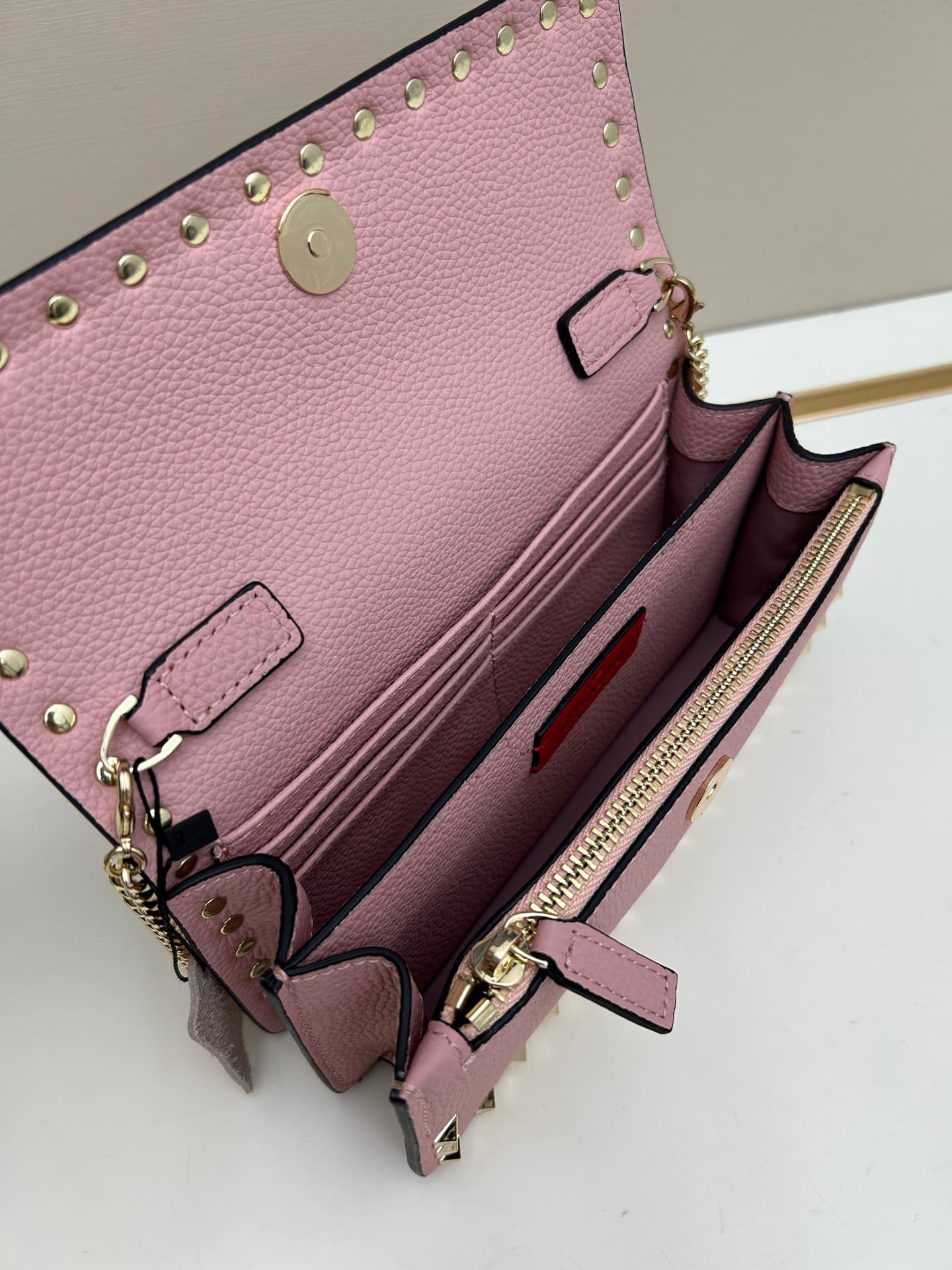 C8265 New product Valent**o Garavani V Ring with chain-handling design: Made from fine Leather Cowhide, featuring eye-catching classic rivets. It can be carried in hand, has detachable iron chains, a flip cover with an insertable magnetic clasp, multiple  — image 6