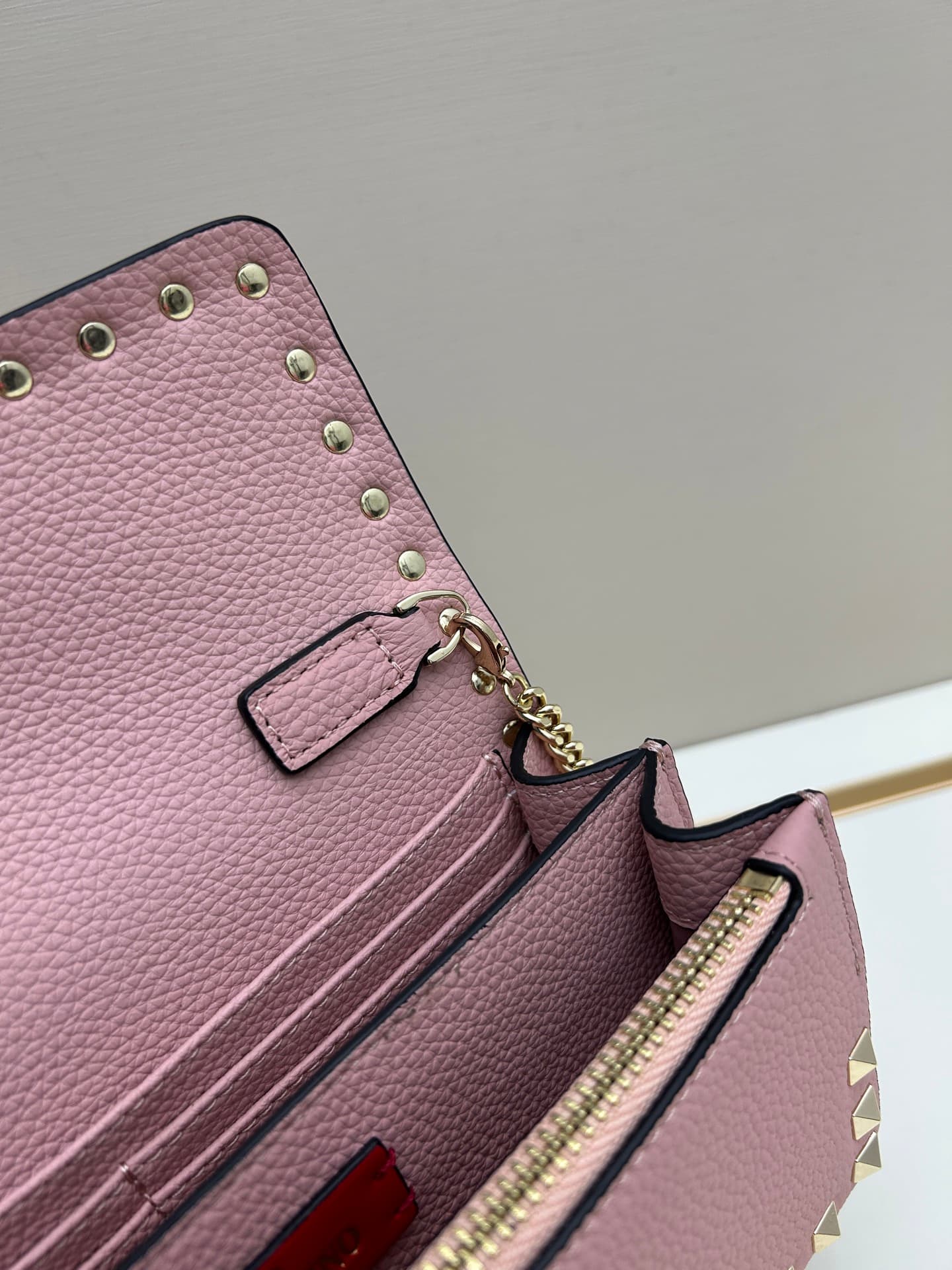 C8265 New product Valent**o Garavani V Ring with chain-handling design: Made from fine Leather Cowhide, featuring eye-catching classic rivets. It can be carried in hand, has detachable iron chains, a flip cover with an insertable magnetic clasp, multiple  — image 7