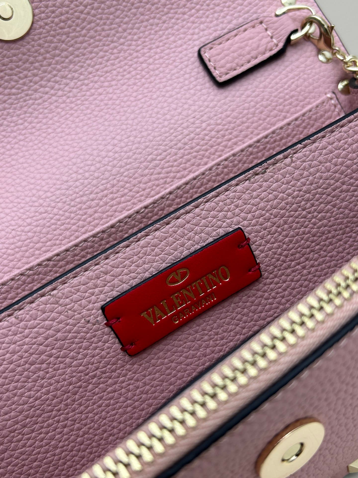 C8265 New product Valent**o Garavani V Ring with chain-handling design: Made from fine Leather Cowhide, featuring eye-catching classic rivets. It can be carried in hand, has detachable iron chains, a flip cover with an insertable magnetic clasp, multiple  — image 8