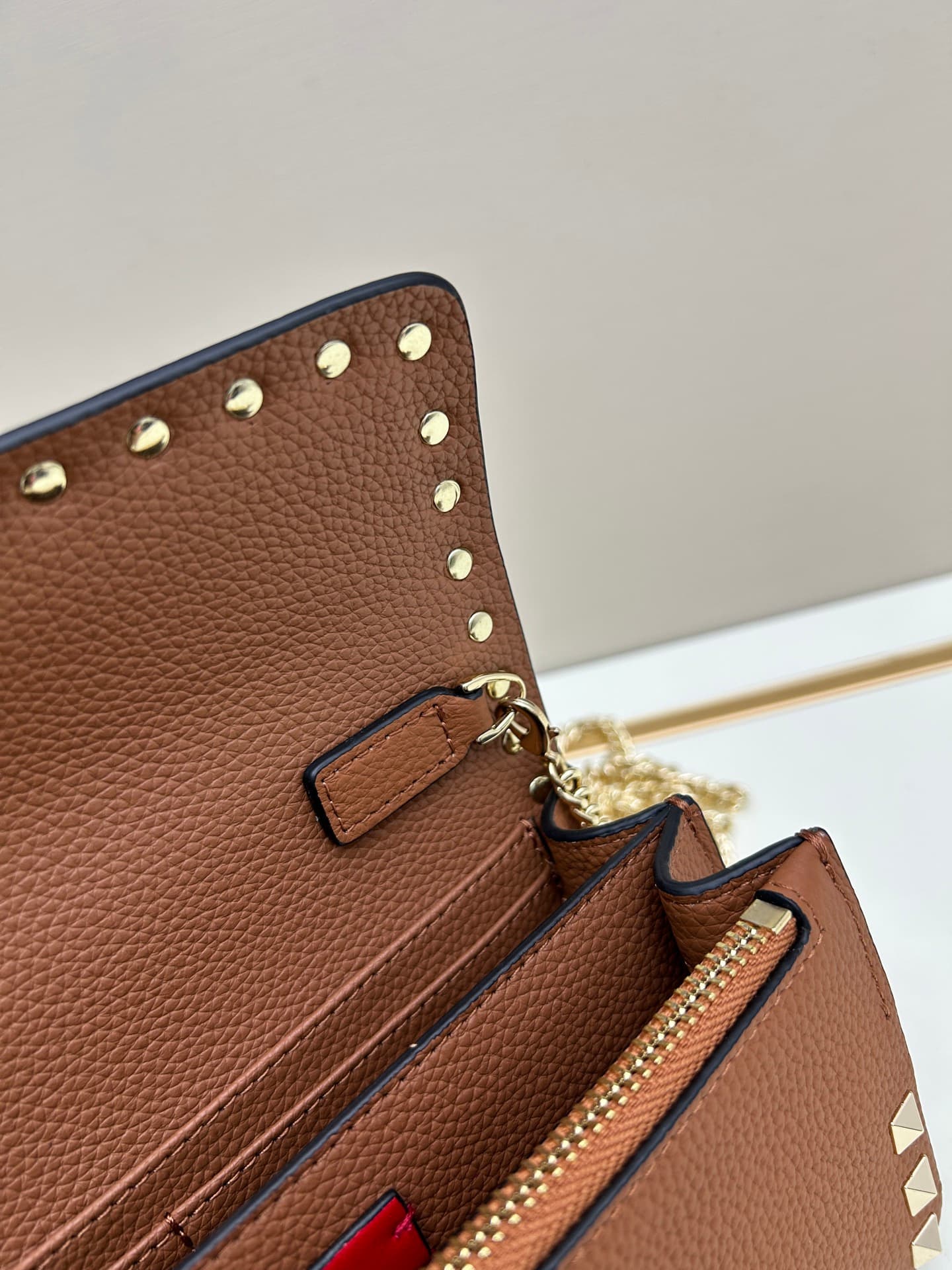 C8264 New product Valent**o Garavani V Ring with chain-carrying design: Made from fine leather of the Lijin breed, featuring prominent and classic rivets. It can be carried by hand; has detachable iron chains; the flap is decorated with insertable magneti — image 7