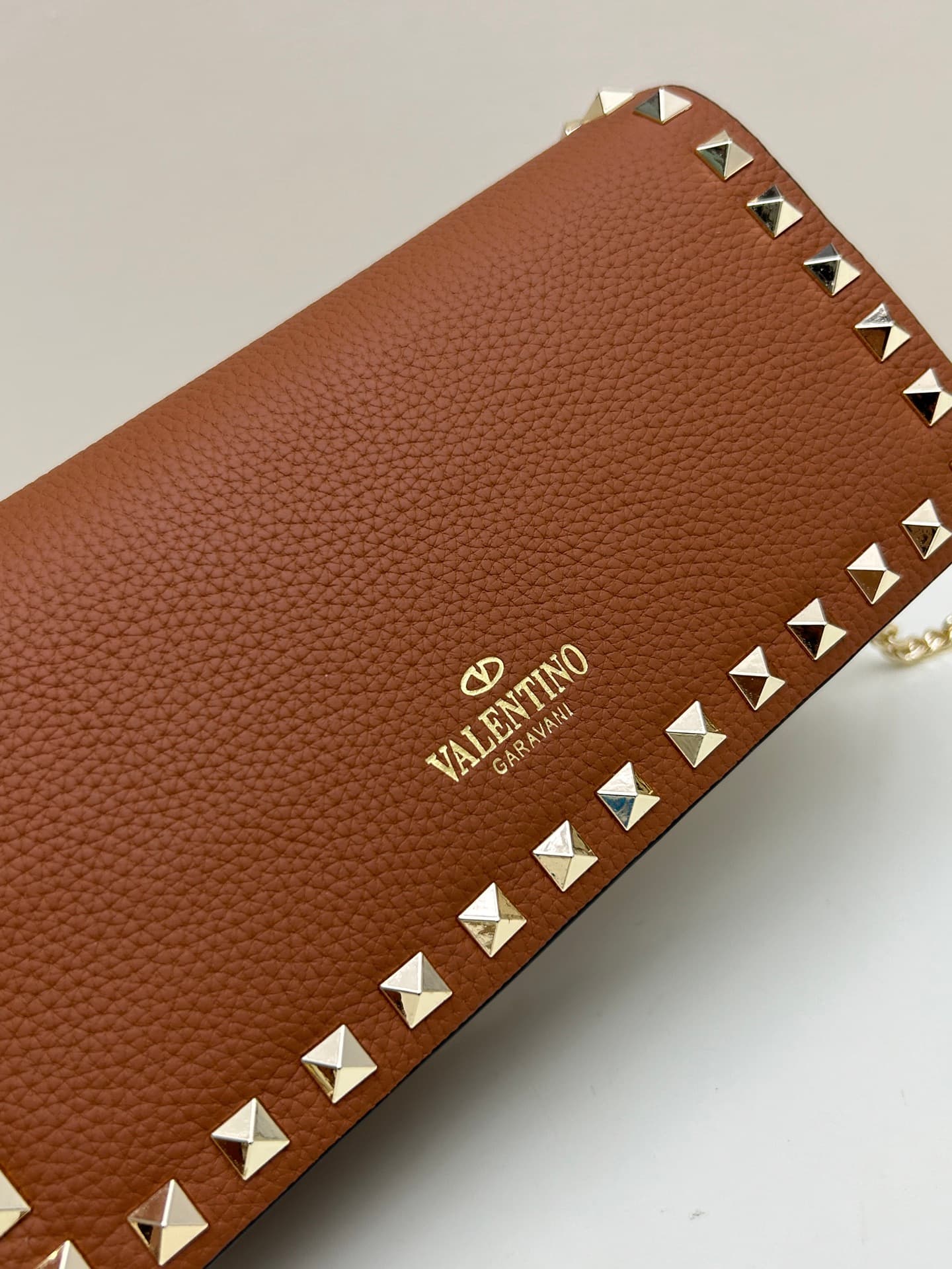 C8264 New product Valent**o Garavani V Ring with chain-carrying design: Made from fine leather of the Lijin breed, featuring prominent and classic rivets. It can be carried by hand; has detachable iron chains; the flap is decorated with insertable magneti — image 4