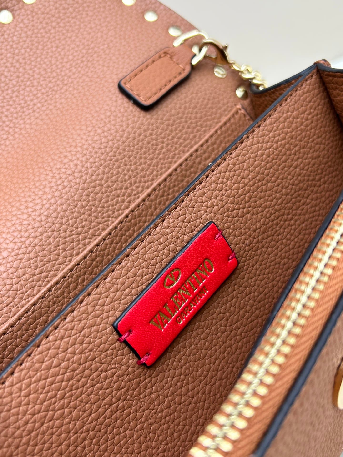 C8264 New product Valent**o Garavani V Ring with chain-carrying design: Made from fine leather of the Lijin breed, featuring prominent and classic rivets. It can be carried by hand; has detachable iron chains; the flap is decorated with insertable magneti — image 8