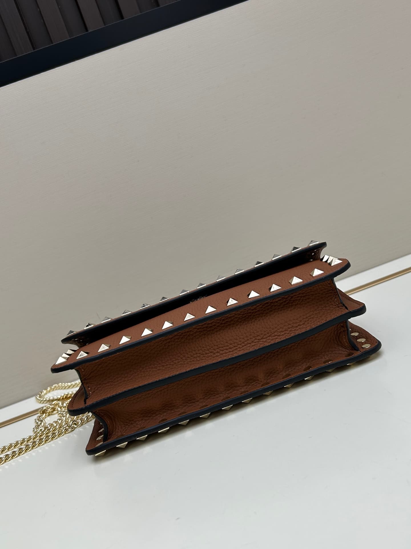 C8264 New product Valent**o Garavani V Ring with chain-carrying design: Made from fine leather of the Lijin breed, featuring prominent and classic rivets. It can be carried by hand; has detachable iron chains; the flap is decorated with insertable magneti — image 5